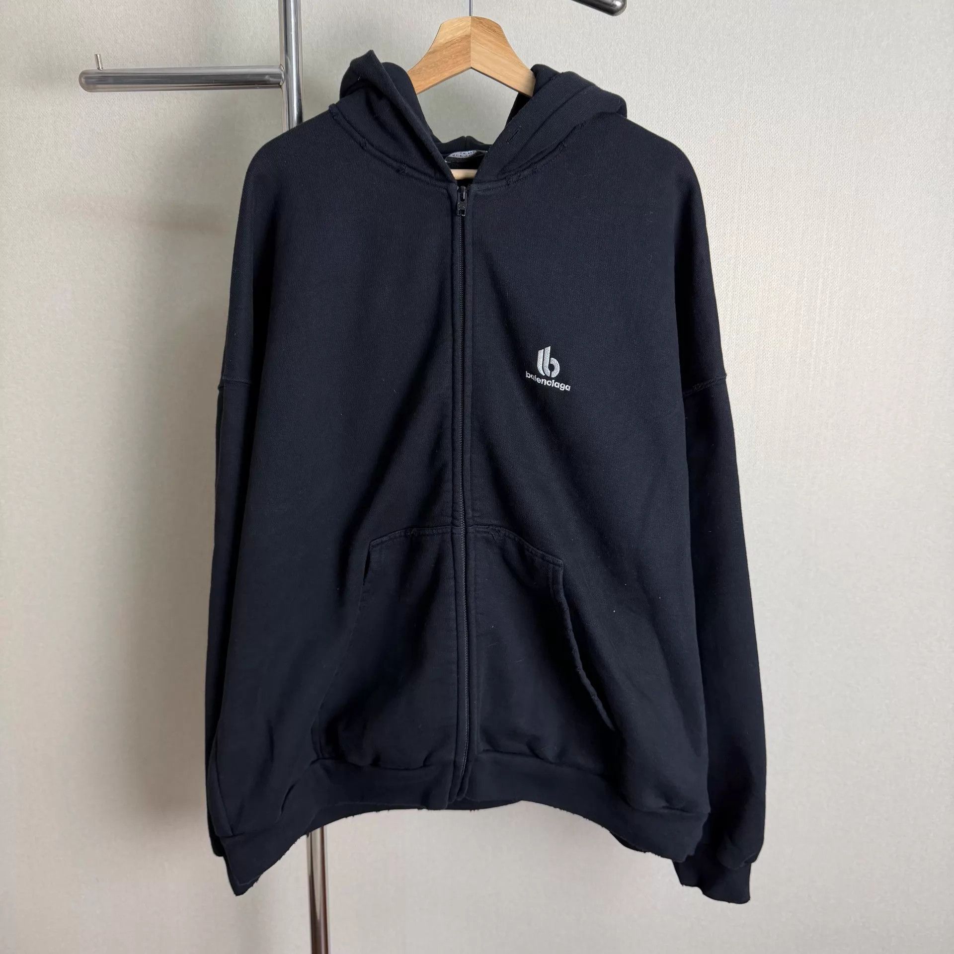 Balenciaga Balenciaga Logo Embroidered Zip Unisex Hoodie Black 4 Size US XL / EU 56 / 4 - 1 Thumbnail