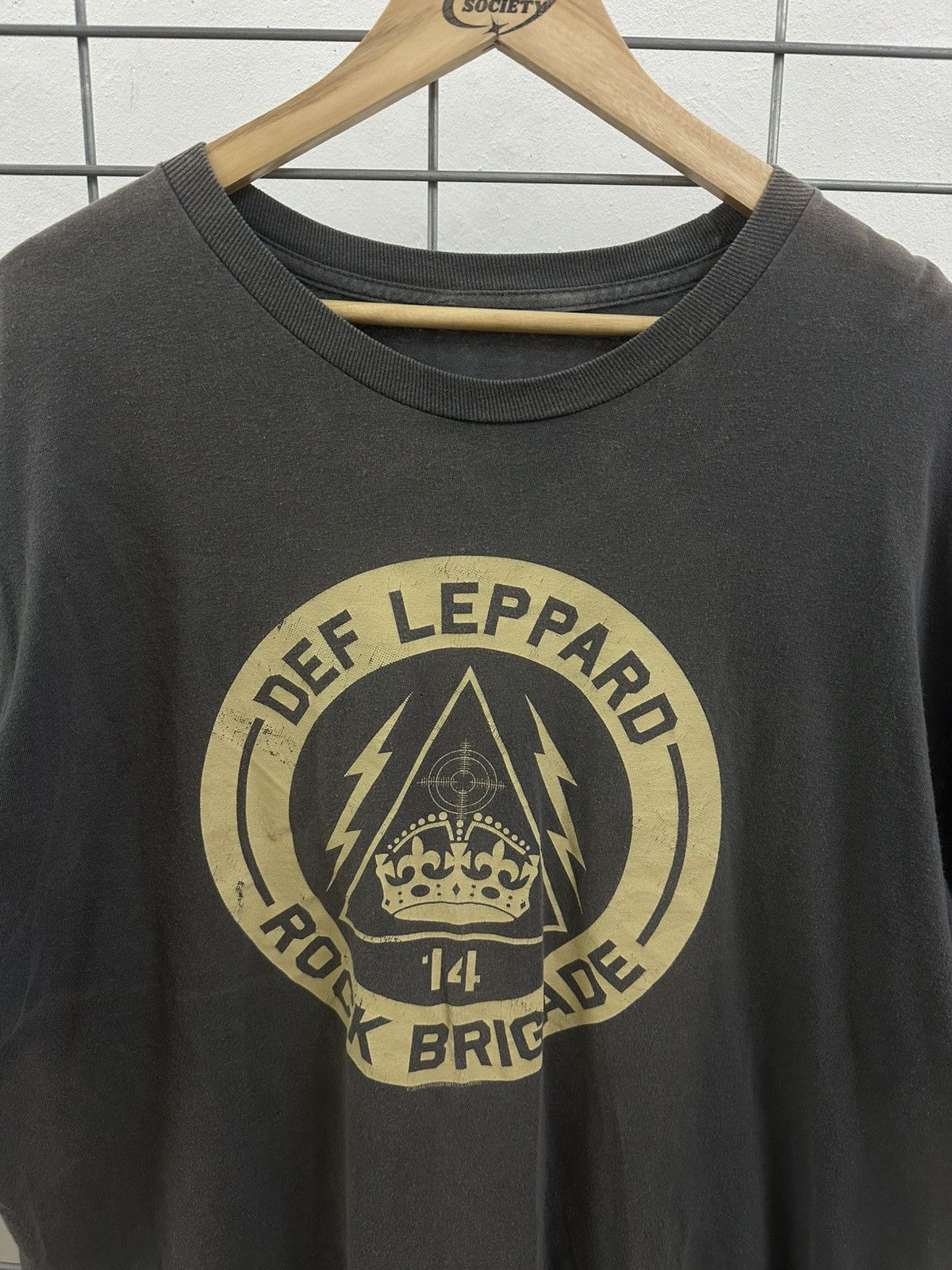 Band Tees × Vintage Beautiful Faded Vintage Def Leppard Rock Brigade Band Tee Size US XL / EU 56 / 4 - 4 Thumbnail