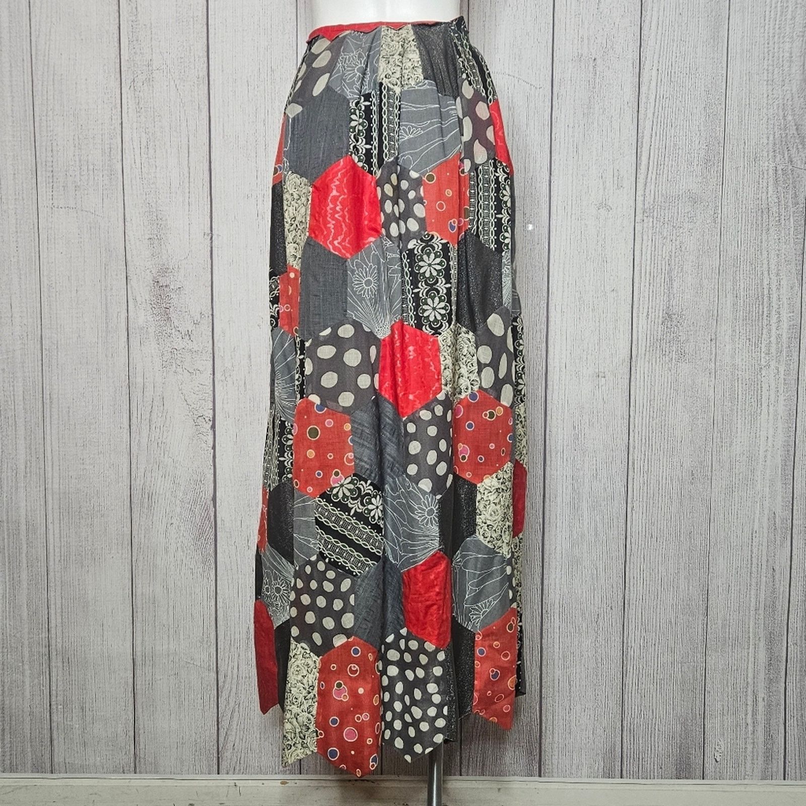 Vintage VTG Hexagon Shape Red/Gray/Silver/Black Patchwork Maxi Skirt Size 26" / US 2 / IT 38 - 3 Thumbnail