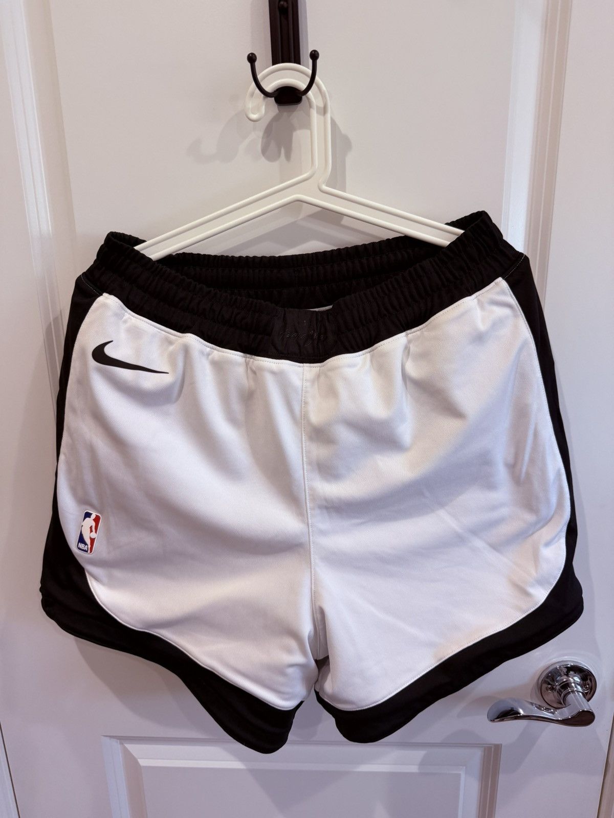 Fear of God × Nike Fear of God x Nike Reversible Shorts Grey/Summit White Size US 32 / EU 48 - 7 Thumbnail