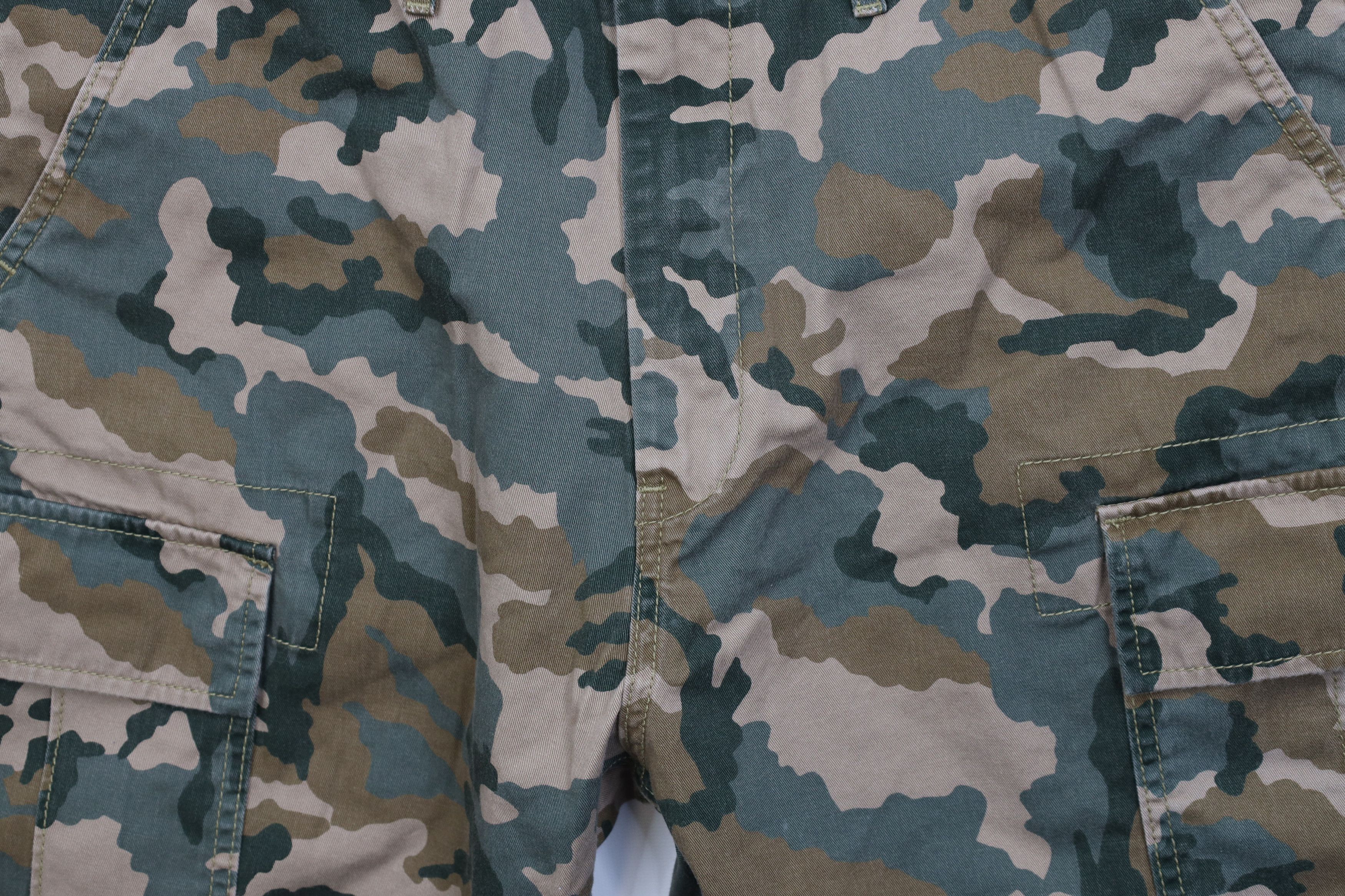 Levi's Vintage Y2K Levis Relaxed Fit Camouflage Cargo Shorts Cotton Size US 33 - 3 Thumbnail