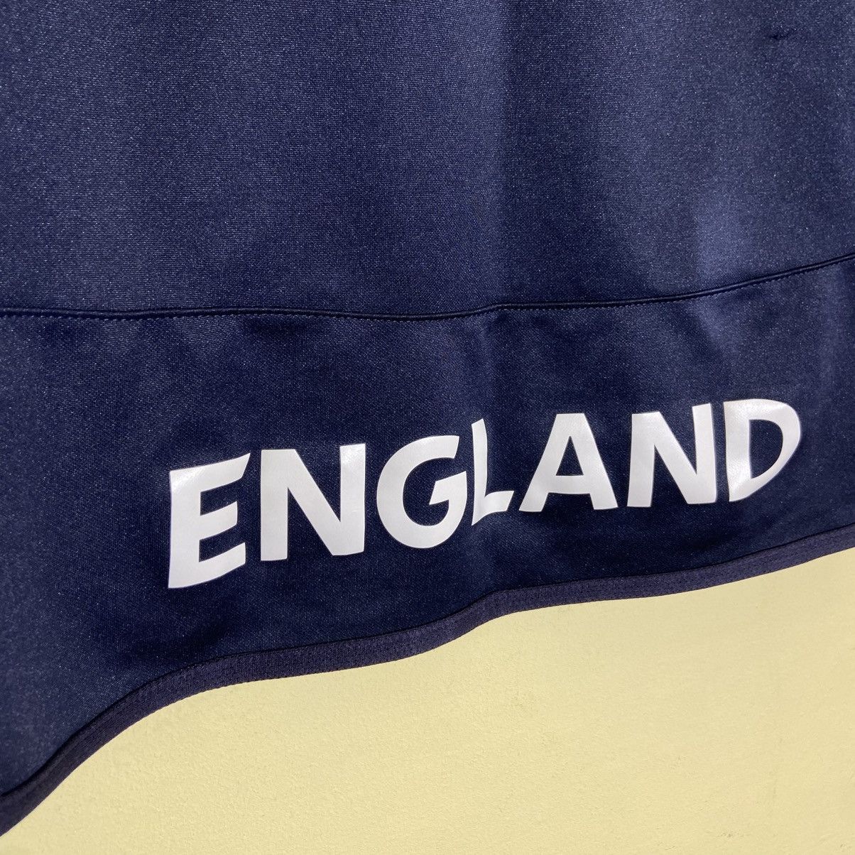 Umbro Umbro England Jersey 2000s Navy Gradient – Size L Size US L / EU 52-54 / 3 - 5 Thumbnail