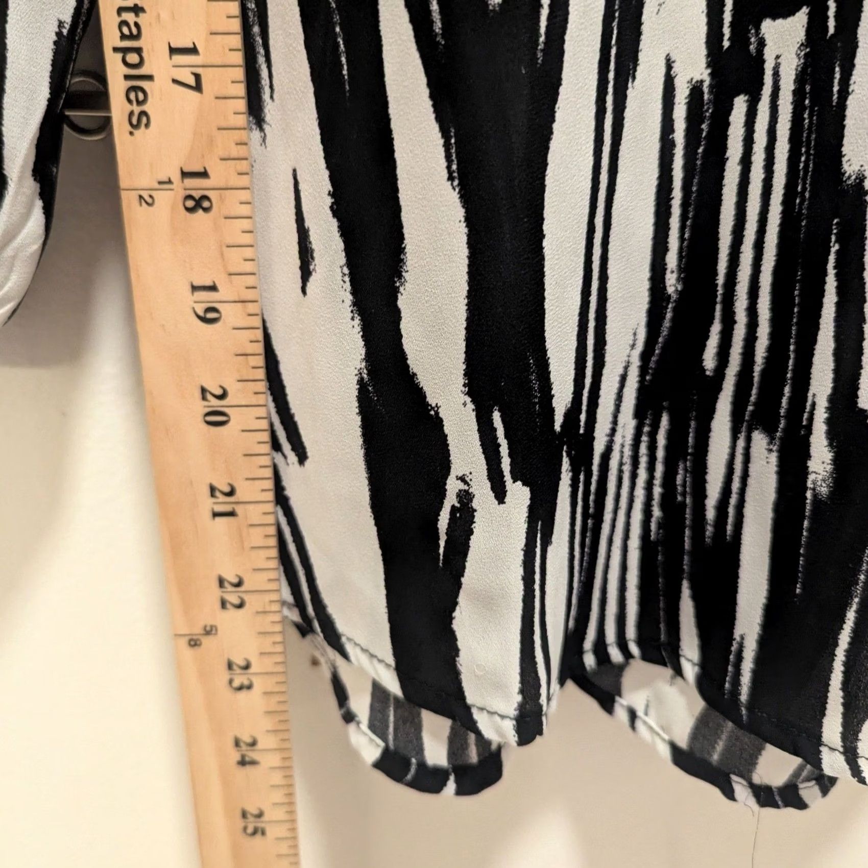 Vintage Charming Charlie Blouse Black White Abstract Print Bow Back 3/4 Sleeve Women's Size S Top Size S / US 4 / IT 40 - 8 Thumbnail