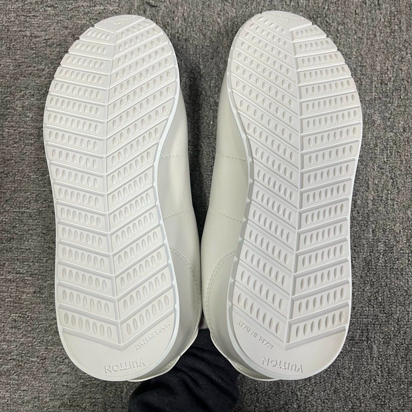 Louis Vuitton louis vuitton white low-top casual sneakers Size US 10 / EU 43 - 4 Thumbnail