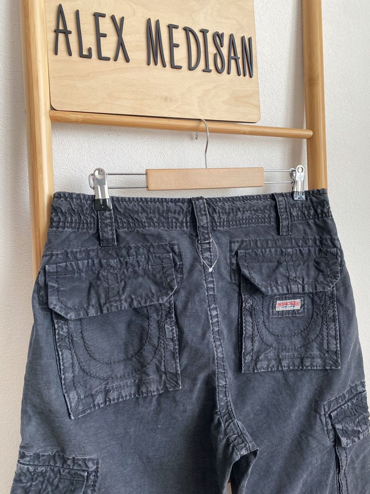 True Religion True Religion ISAAC Cargo Tonal Shorts Size 29 Size US 29 - 16 Thumbnail