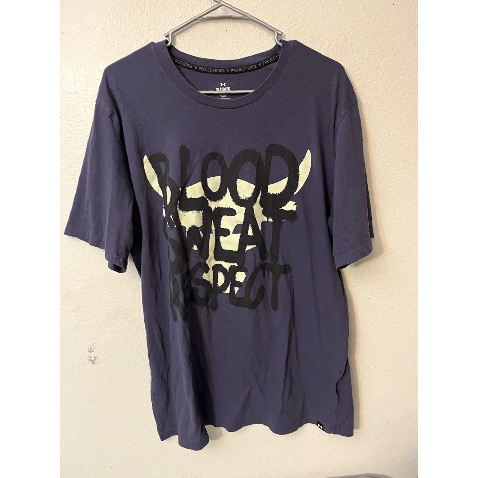 Under Armour Under Armour Project Rock Shirt XL Purple Graphic Print Men's T-Shirt Short Sleeve Activewear Relaxed Fit Regular Size XL Graffiti Size US XL / EU 56 / 4 - 2 Thumbnail