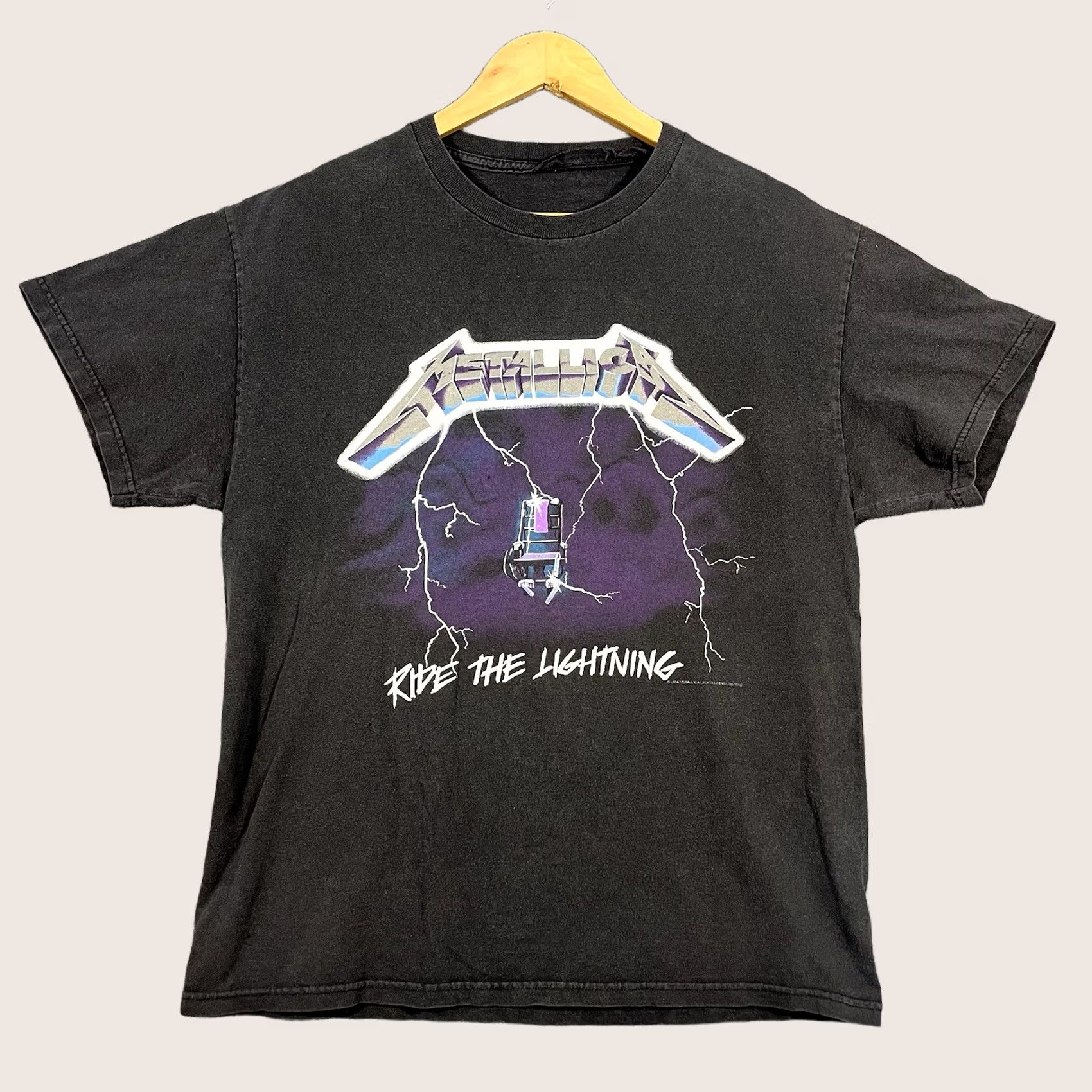 Vintage VINTAGE 1994 Metallica Ride the Lightning T-Shirt VTG 90s Faded Black Large Shirt Men L Black Graphic Print Crew Neck Short Sleeve Band Music 90s Mens Size US L / EU 52-54 / 3 - 1 Thumbnail