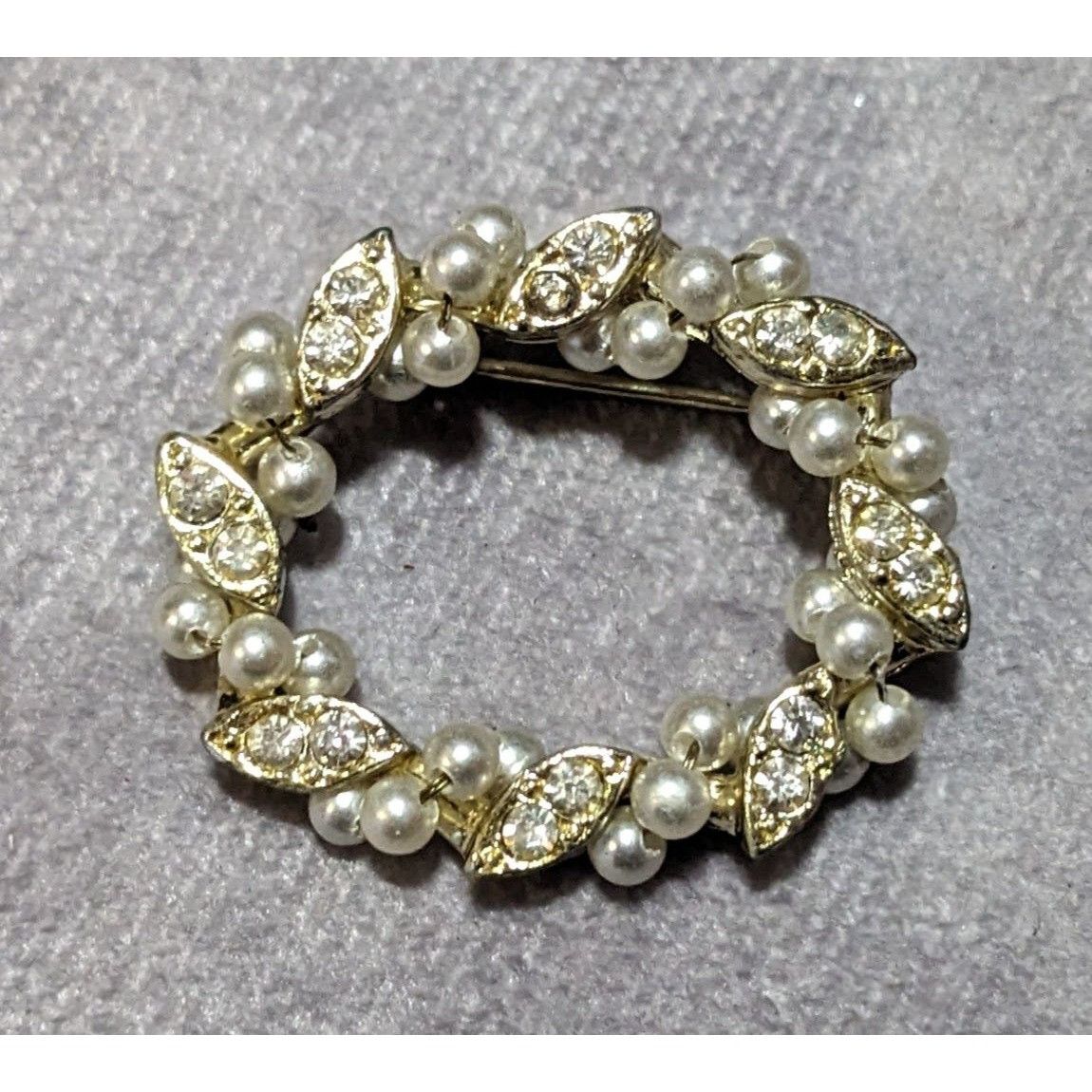Other Vintage Gold Tone Rhinestone Faux Pearl Wreath Brooch Size ONE SIZE - 6 Thumbnail