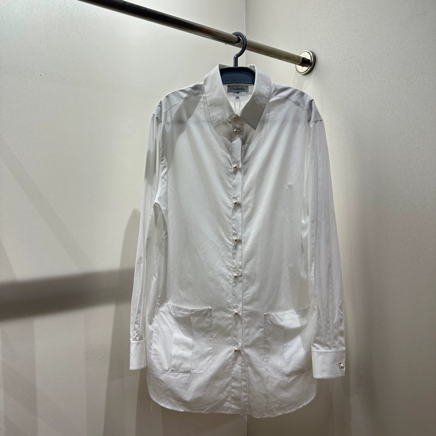 Chanel Chanel feb390 pearl button LS cotton shirt 40 Size M / US 6-8 / IT 42-44 - 1 Thumbnail