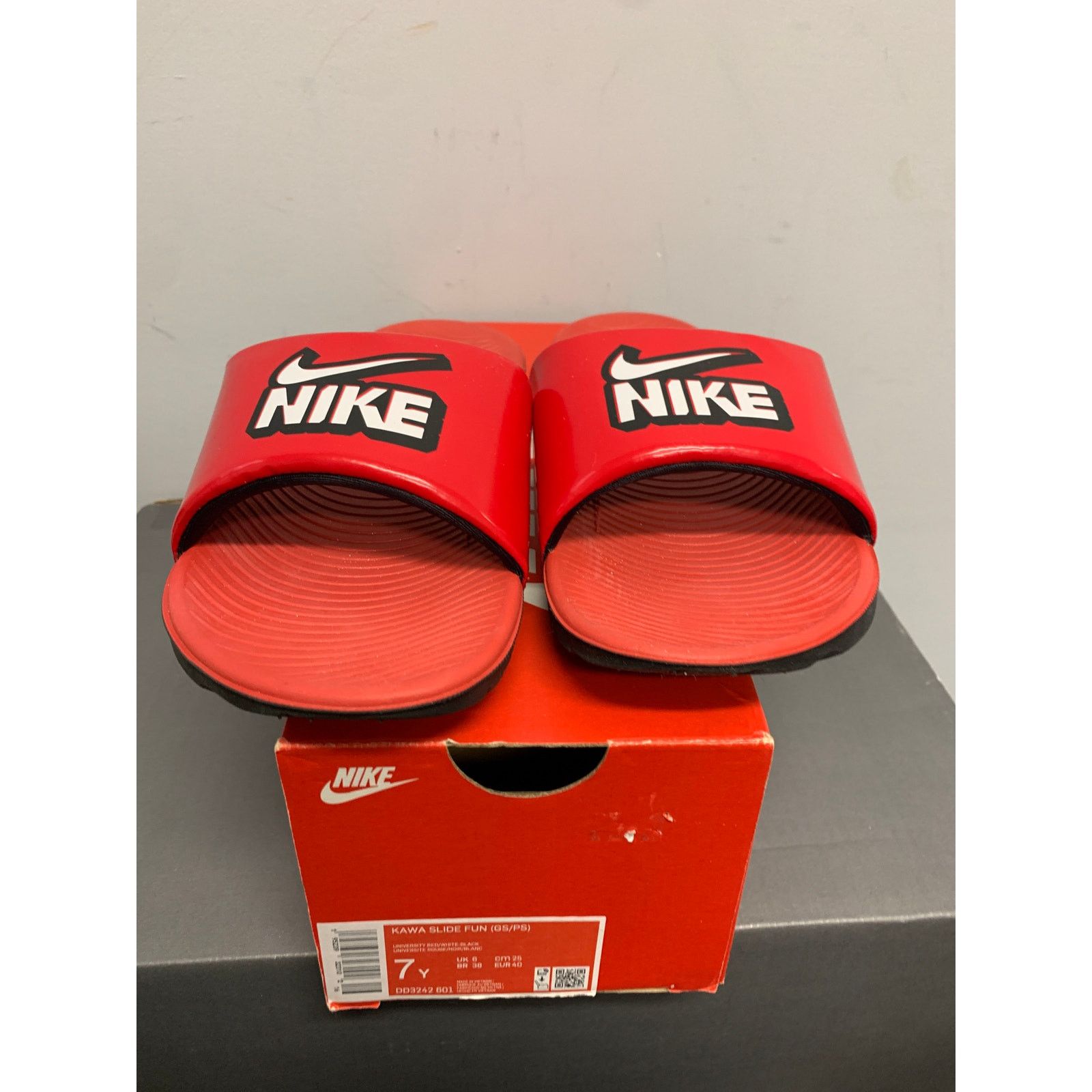 Nike NEW Kid’s Nike Kawa Fun Slide Sandals Red Size 7Y SHIPS NOW Size US 7 / EU 40 - 2 Thumbnail