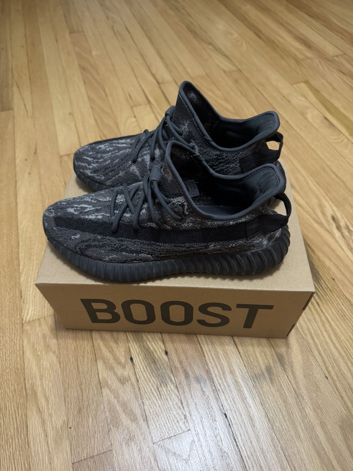 Yeezy Yeezy 350 v2 mx dark salt Size US 10.5 / EU 43-44 - 2 Thumbnail