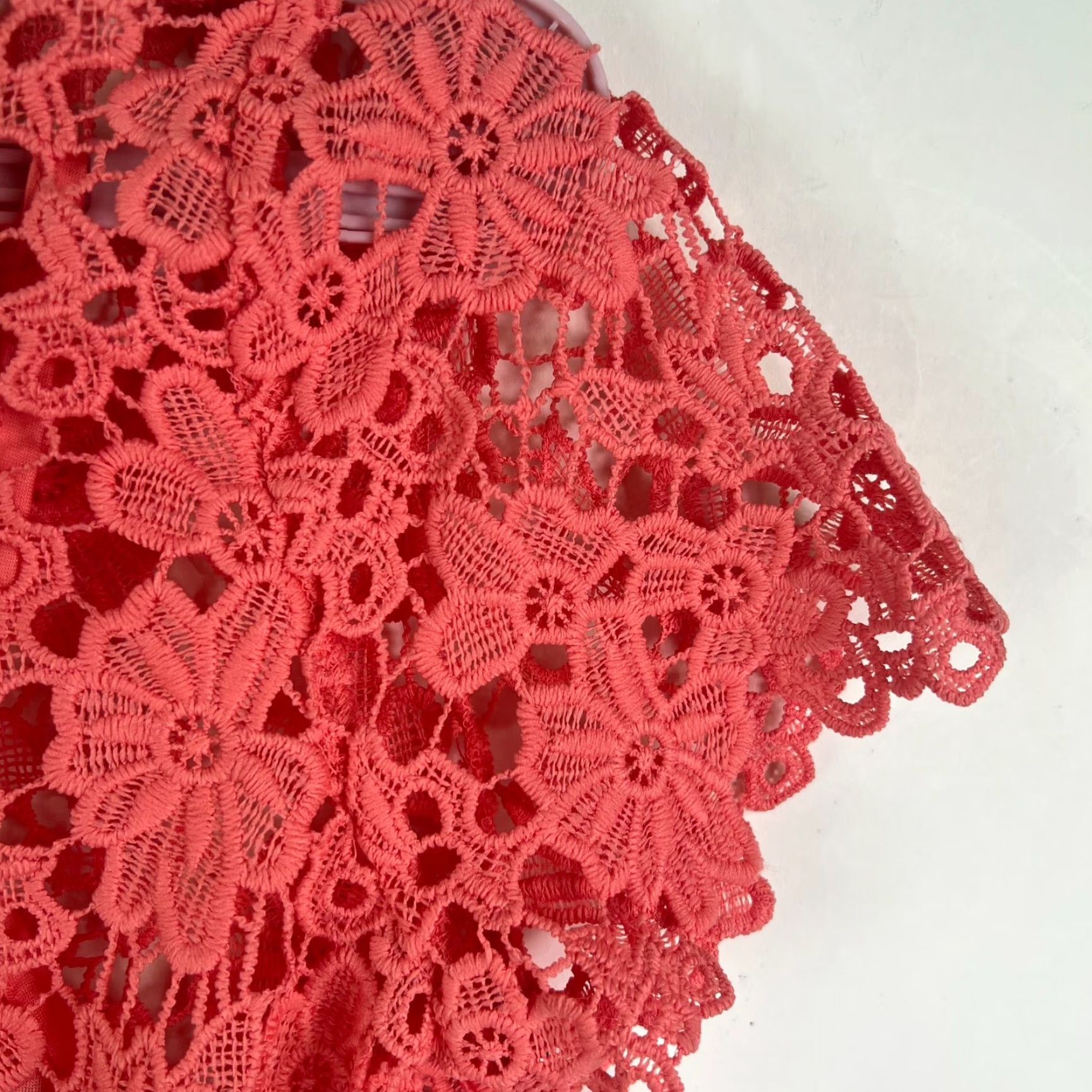 Liz Claiborne Liz Claiborne Top Blouse PS Coral Short Sleeve Lace Floral Lined Knit Polyester Satin? Size S / US 4 / IT 40 - 2 Thumbnail