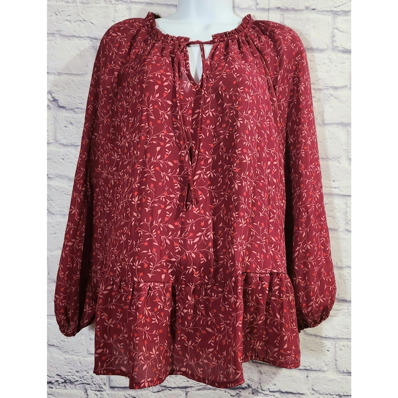 Other Old Navy Burgundy Floral Print Ruffled Hem Top L Lightweight Size L / US 10 / IT 46 - 1 Thumbnail