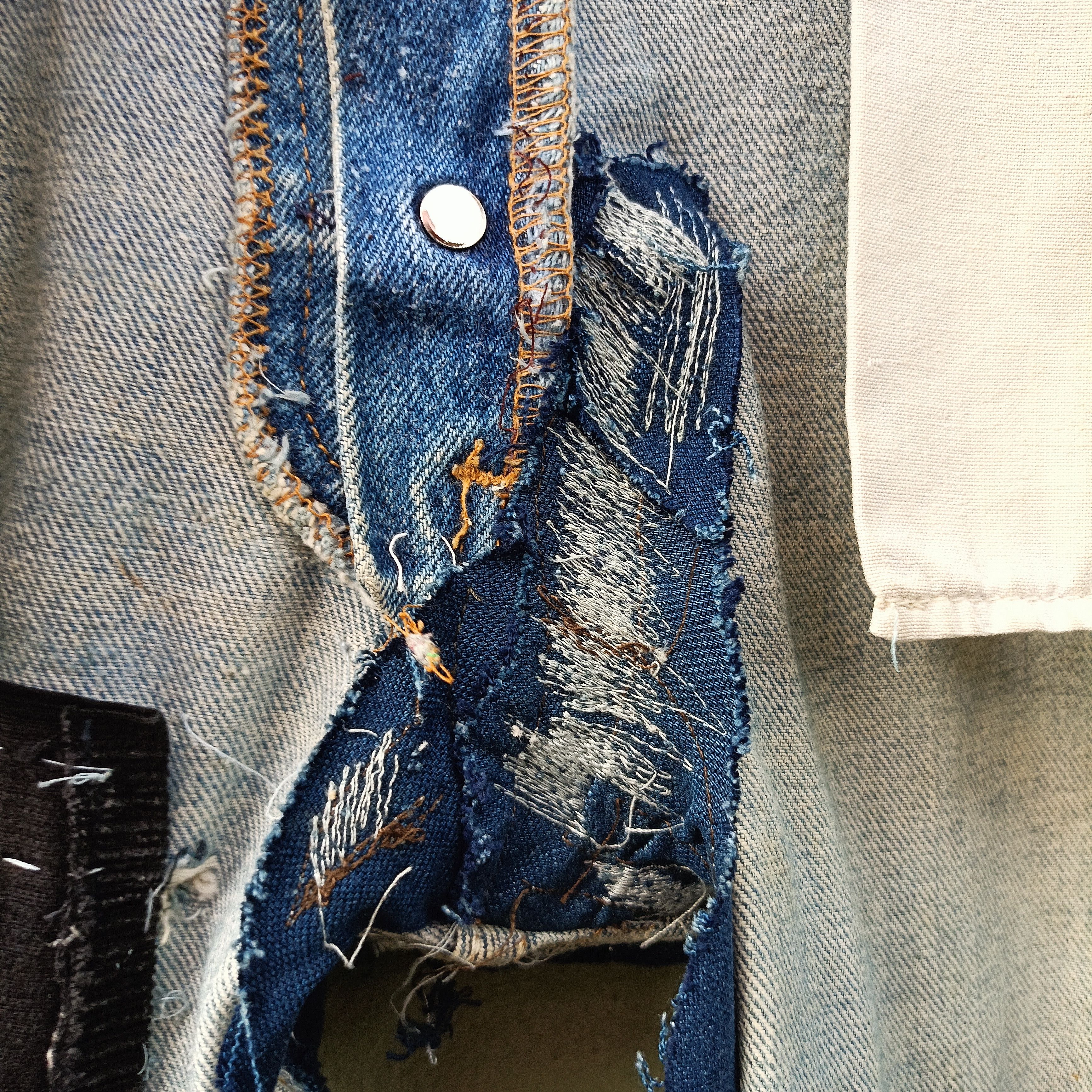 Levi's Vintage Clothing Levi's 501 Distressed jeans Vintage Usa Size US 33 - 23 Thumbnail