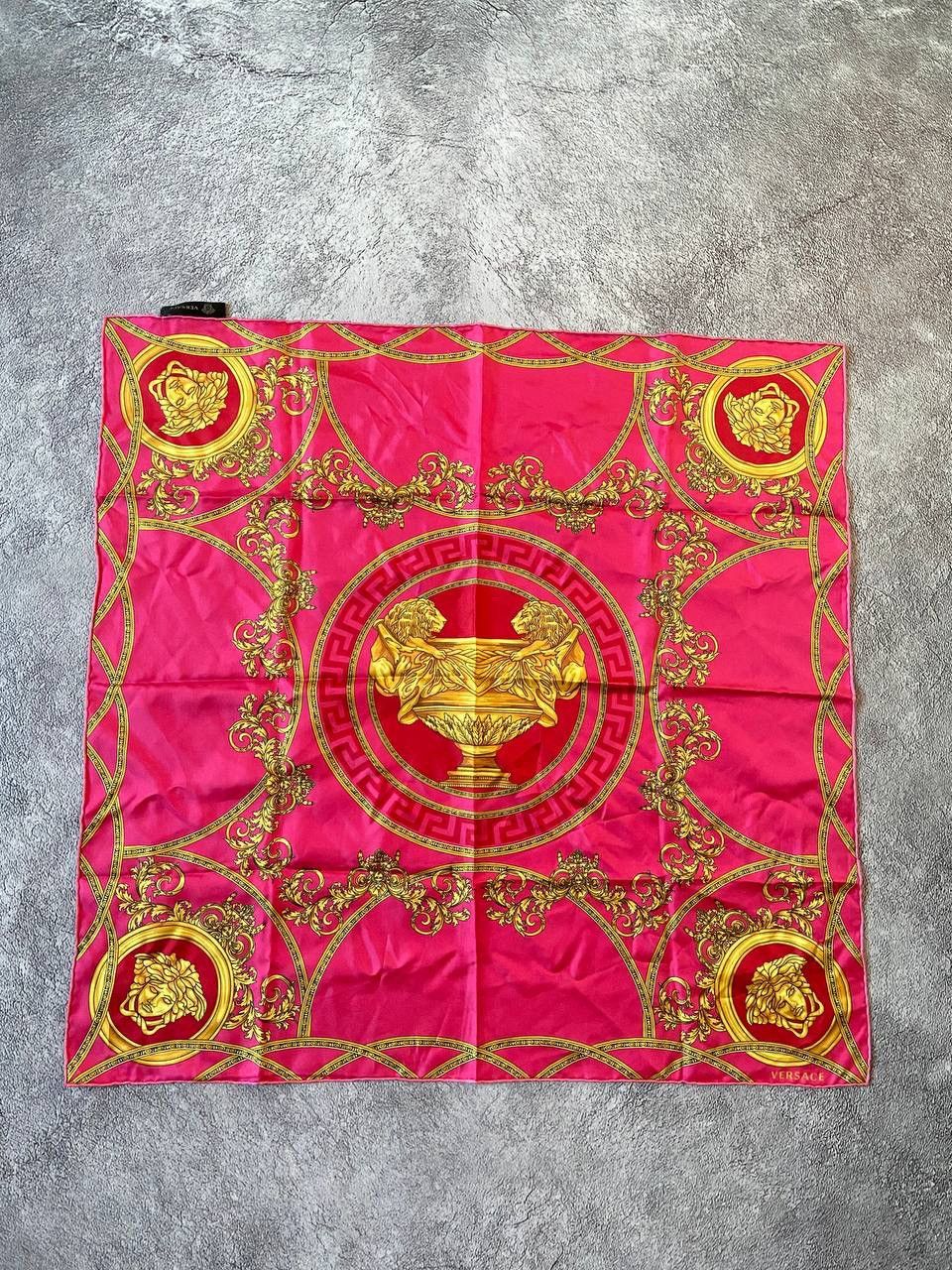 Versace Gianni Versace Bold Fuchsia & Gold „House Of Versace“ Silk Size ONE SIZE - 1 Thumbnail