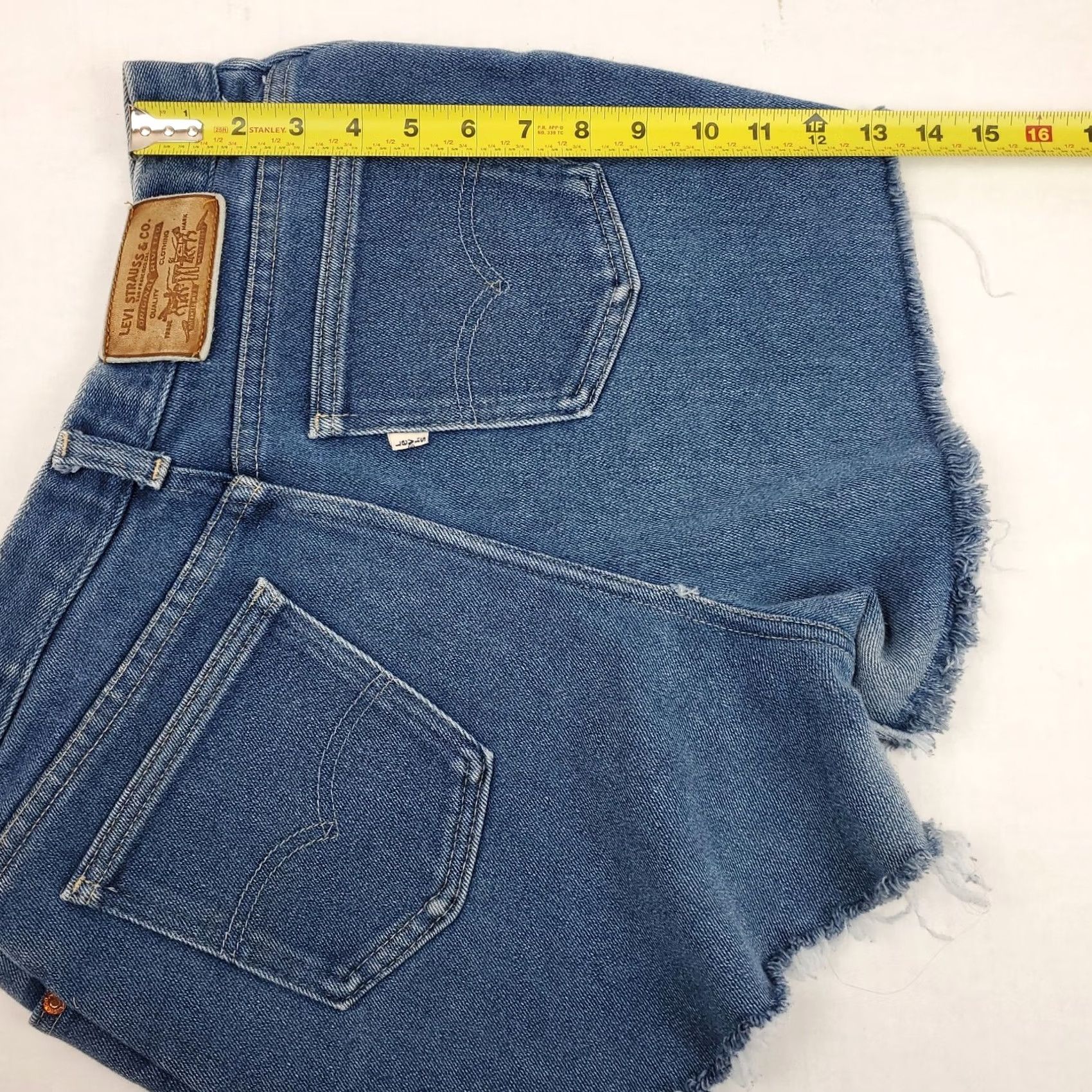 Levi's Vintage Levi's White Tab Blue Jean Cut Offs Womens Size 16 W30 x 3" Inseam Rockabilly Denim Jeans 1970s US Levis Mens Womens Girls Size 38" / US 16 / IT 52 - 6 Thumbnail