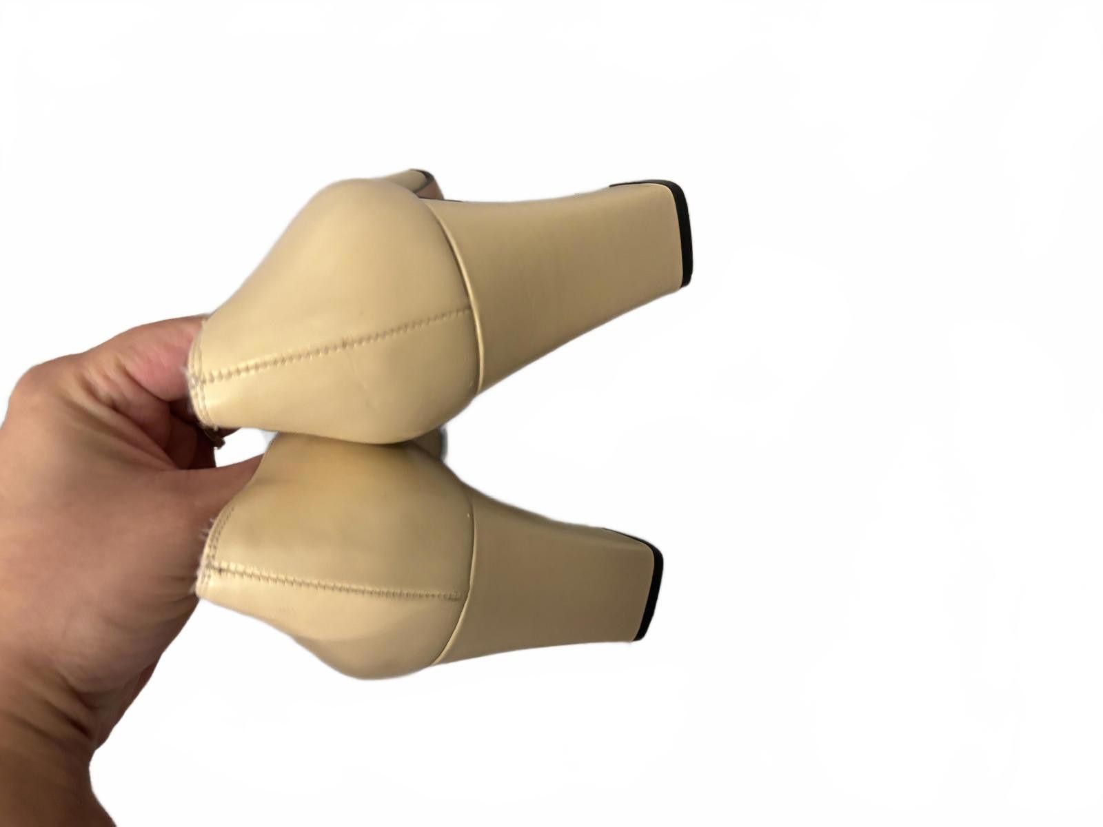 Salvatore Ferragamo Salvatore Ferragamo Two-Tone Leather Women's Pumps 7.5 Size US 7.5 / IT 37.5 - 9 Thumbnail