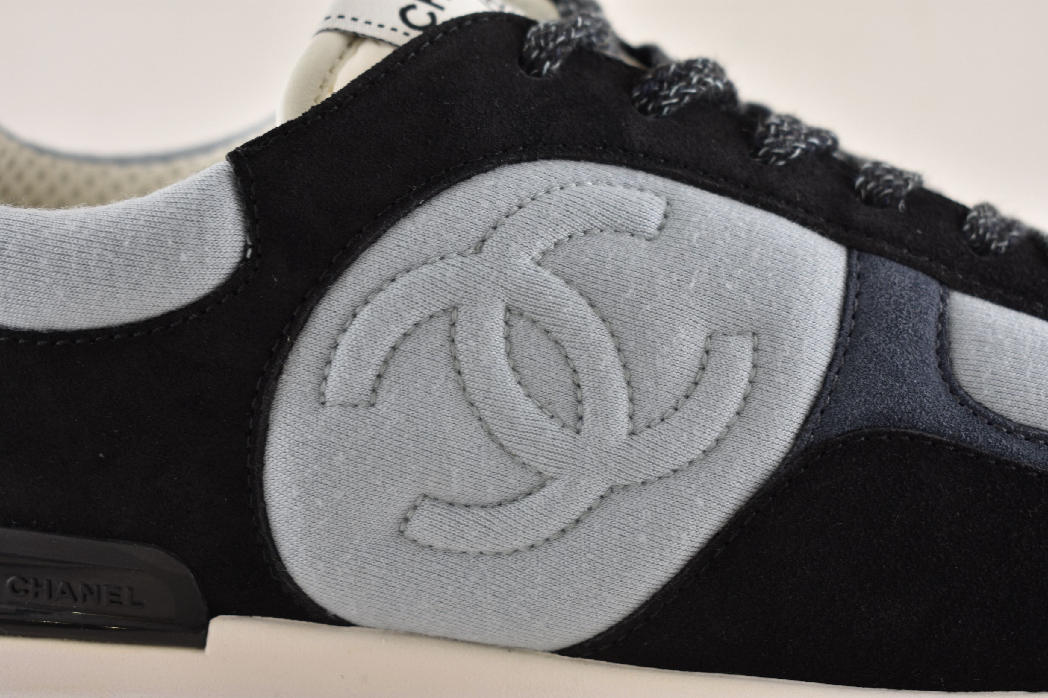 Chanel Chanel 22B Black White CC Logo Suede Flat Trainer Sneaker 40 Size US 10 / IT 40 - 4 Thumbnail
