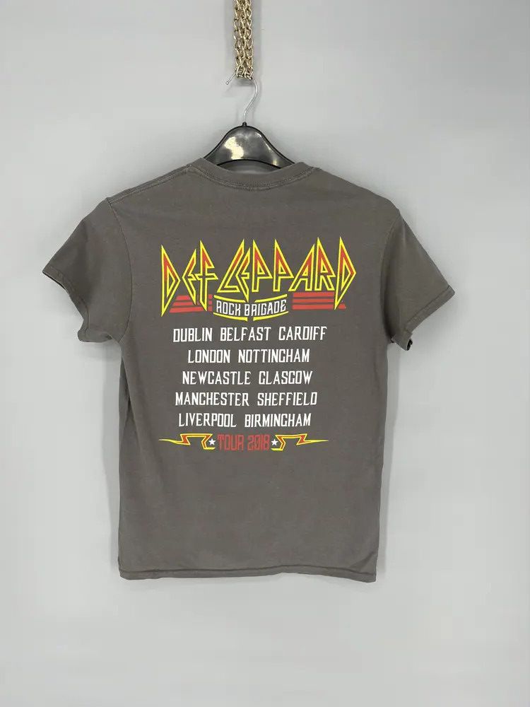 Band Tees Vintage Y2K Def Leppard Tour 2018 Band Tee Size S Size US S / EU 44-46 / 1 - 10 Thumbnail
