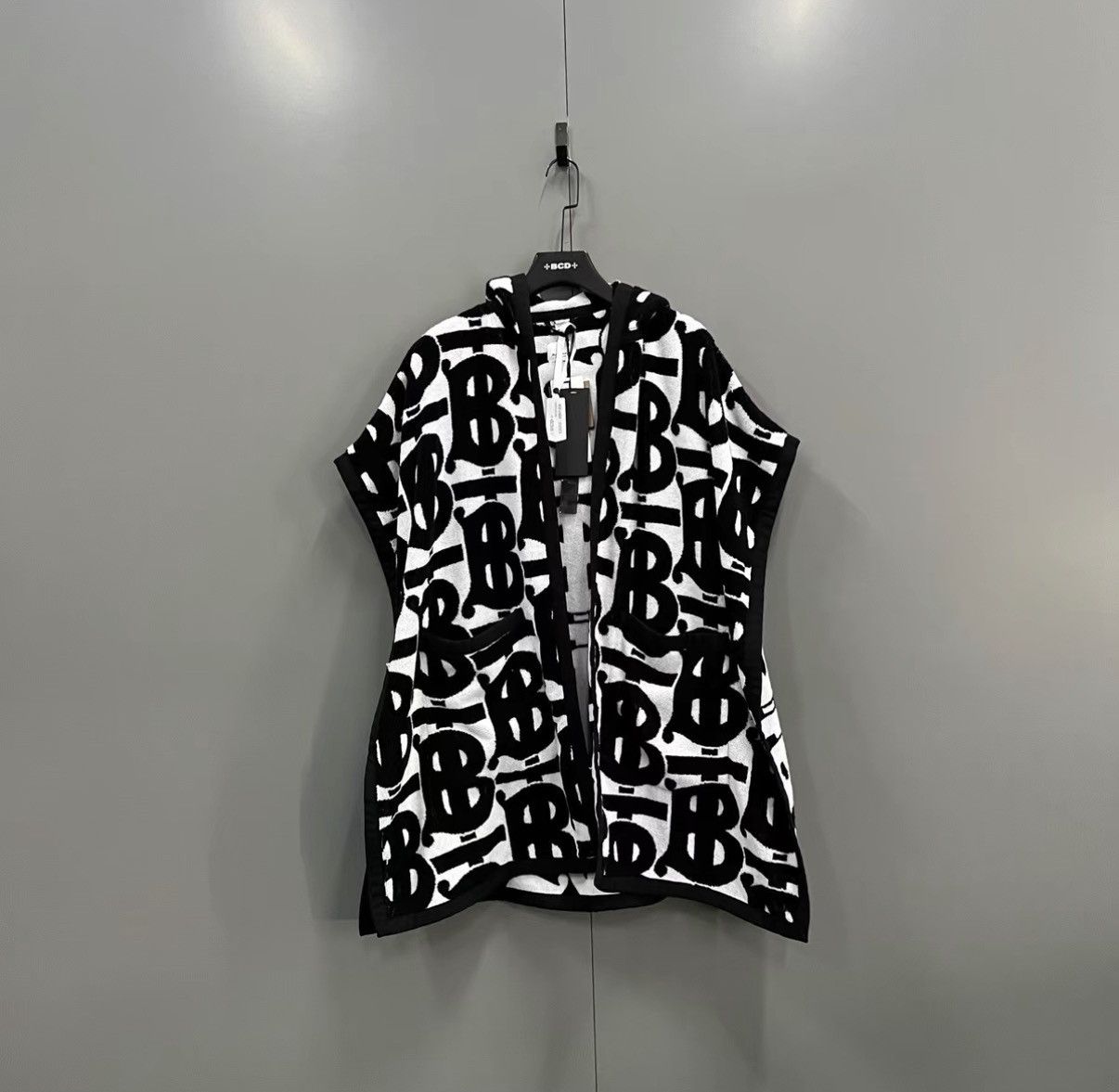 Burberry Burberry Black and White All-over Letter Print Cape J41 Size US S / EU 44-46 / 1 - 1 Thumbnail
