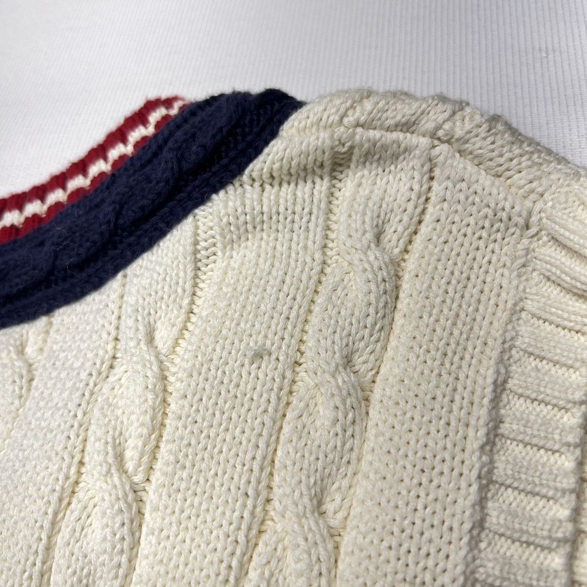 Tommy Hilfiger × Vintage VTG Tommy Hilfiger Sweater Vest White V-Neck Cable Knit Y2K Size US M / EU 48-50 / 2 - 13 Thumbnail