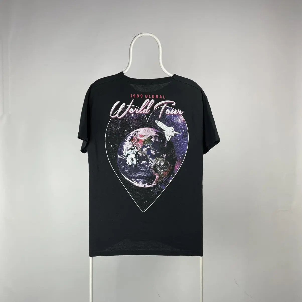 Band Tees Vintage 1989 global world tour T-shirt band tee size Medium Size US M / EU 48-50 / 2 - 1 Thumbnail