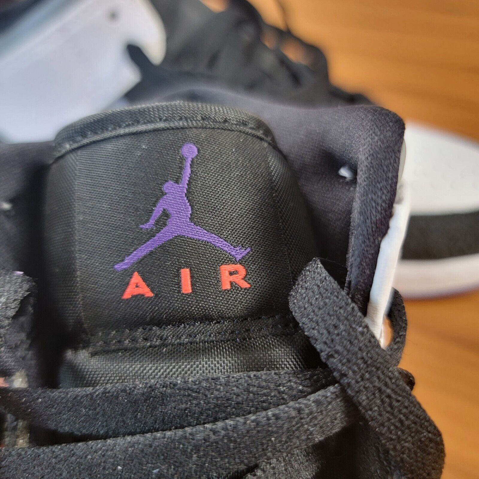 Jordan Brand Air Jordan 1 Mid SE GS 'Varsity Purple' Sz 6Y BQ6931-105 Size US 6 / EU 39 - 10 Thumbnail