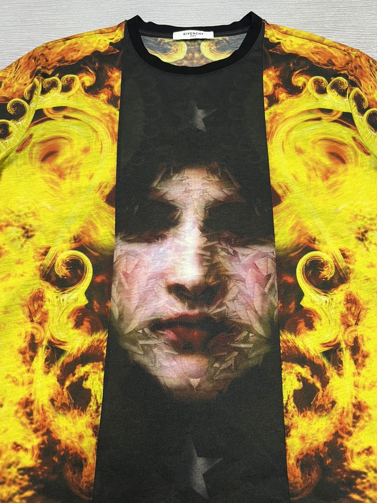 Givenchy Givenchy - Riccardo Tisci - “Madonna In Flames” T-Shirt Size US S / EU 44-46 / 1 - 7 Thumbnail