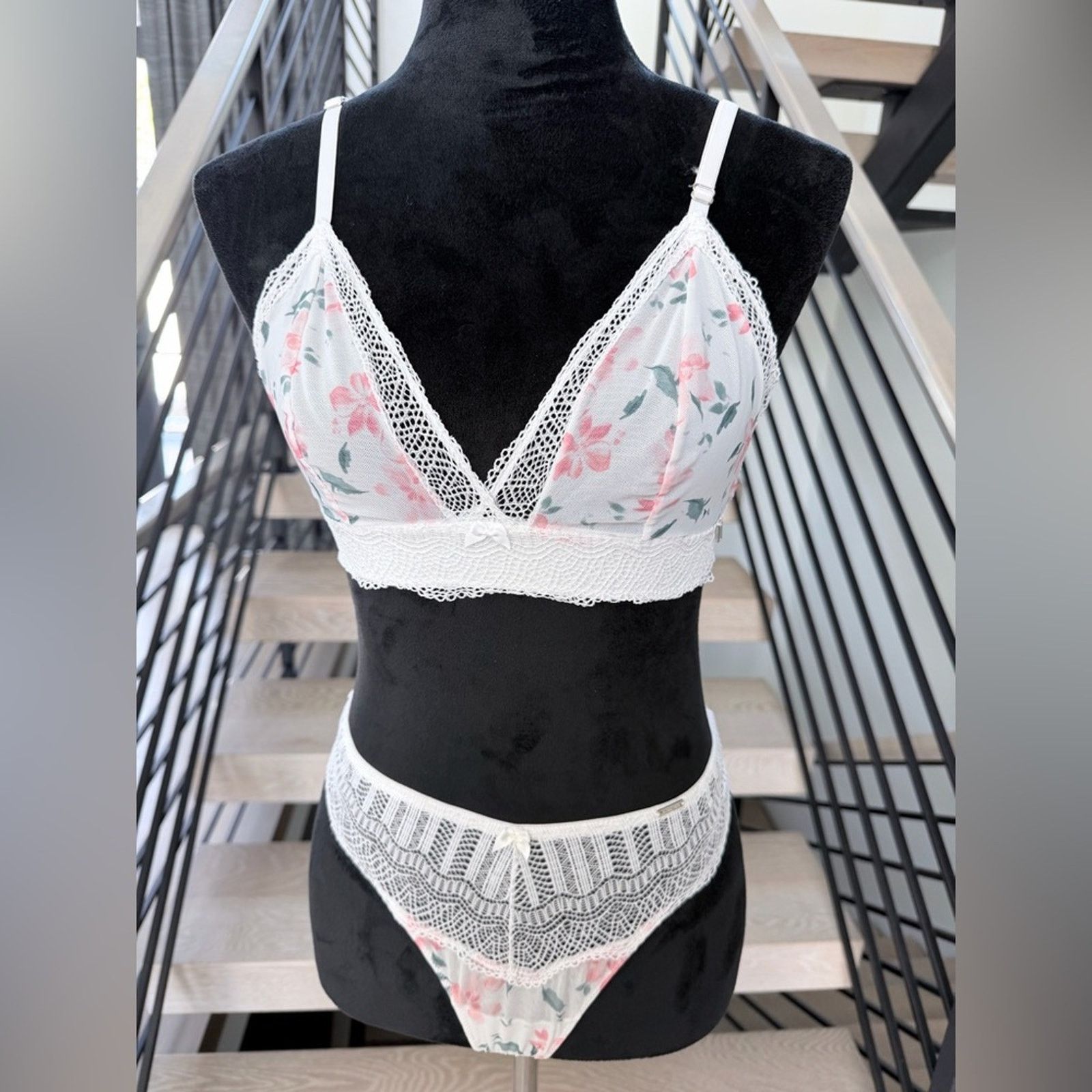 Other Floral Lace Bra in White and Pink Panties. Bra M panties S Size ONE SIZE - 6 Thumbnail