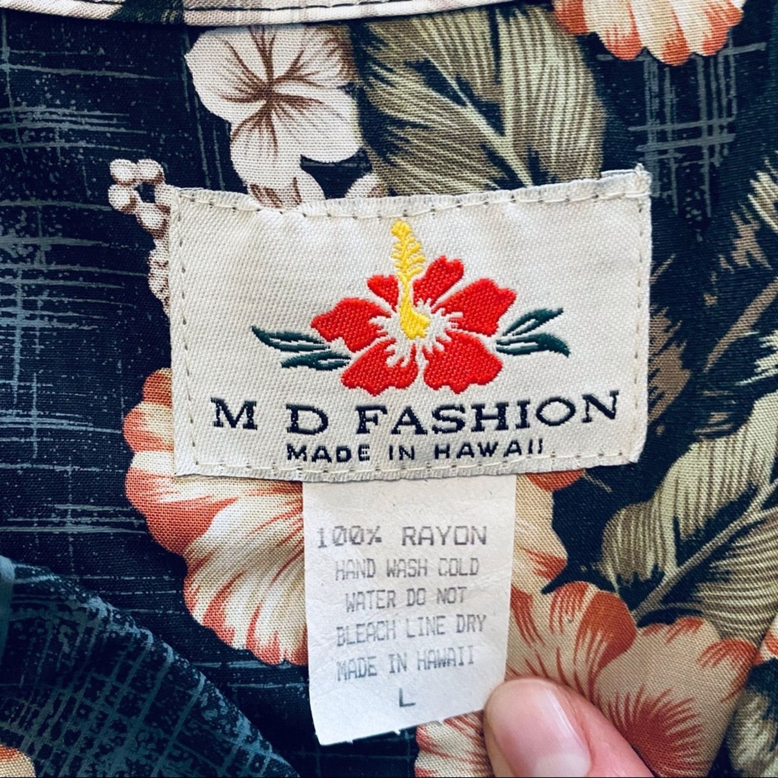 Vintage Vintage Made in Hawaii black Hawaiian button down size L Size US L / EU 52-54 / 3 - 4 Thumbnail
