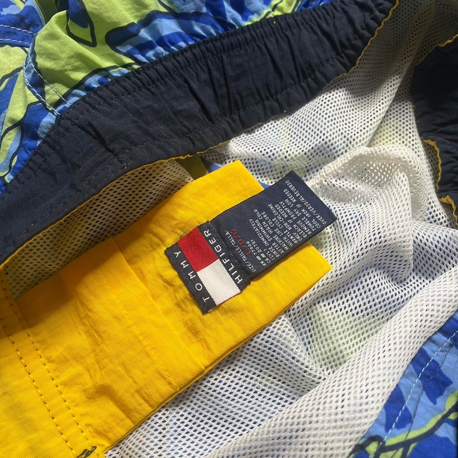Tommy Hilfiger × Vintage Vintage 90’s Tommy Hilfiger All Over Print Water Short Size US 32 / EU 48 - 4 Thumbnail