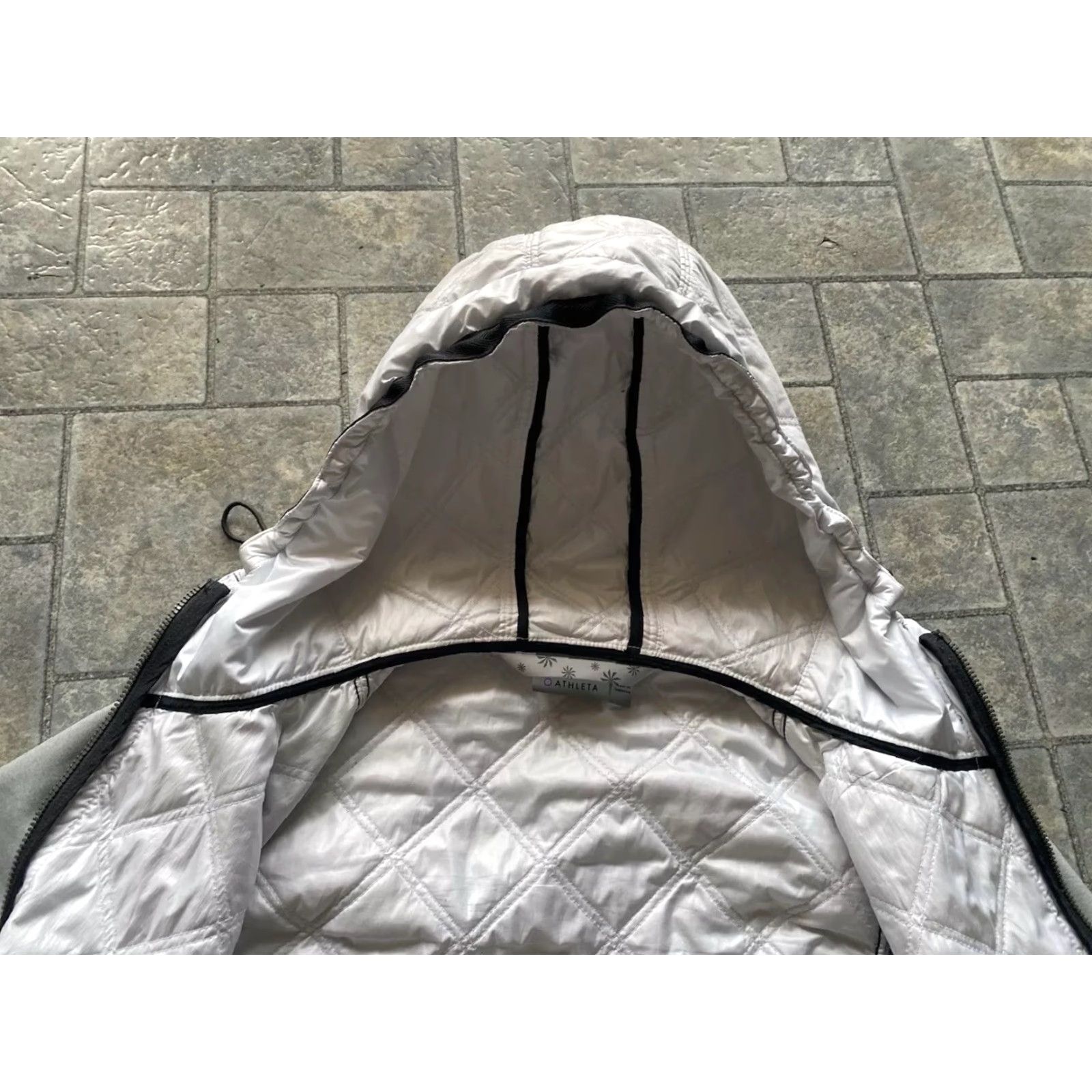 Athleta VINTAGE Athleta WOMENS SMALL Quilted Puffer Jacket Hooded Gray White Zip Long Sleeve Size S / US 4 / IT 40 - 6 Thumbnail
