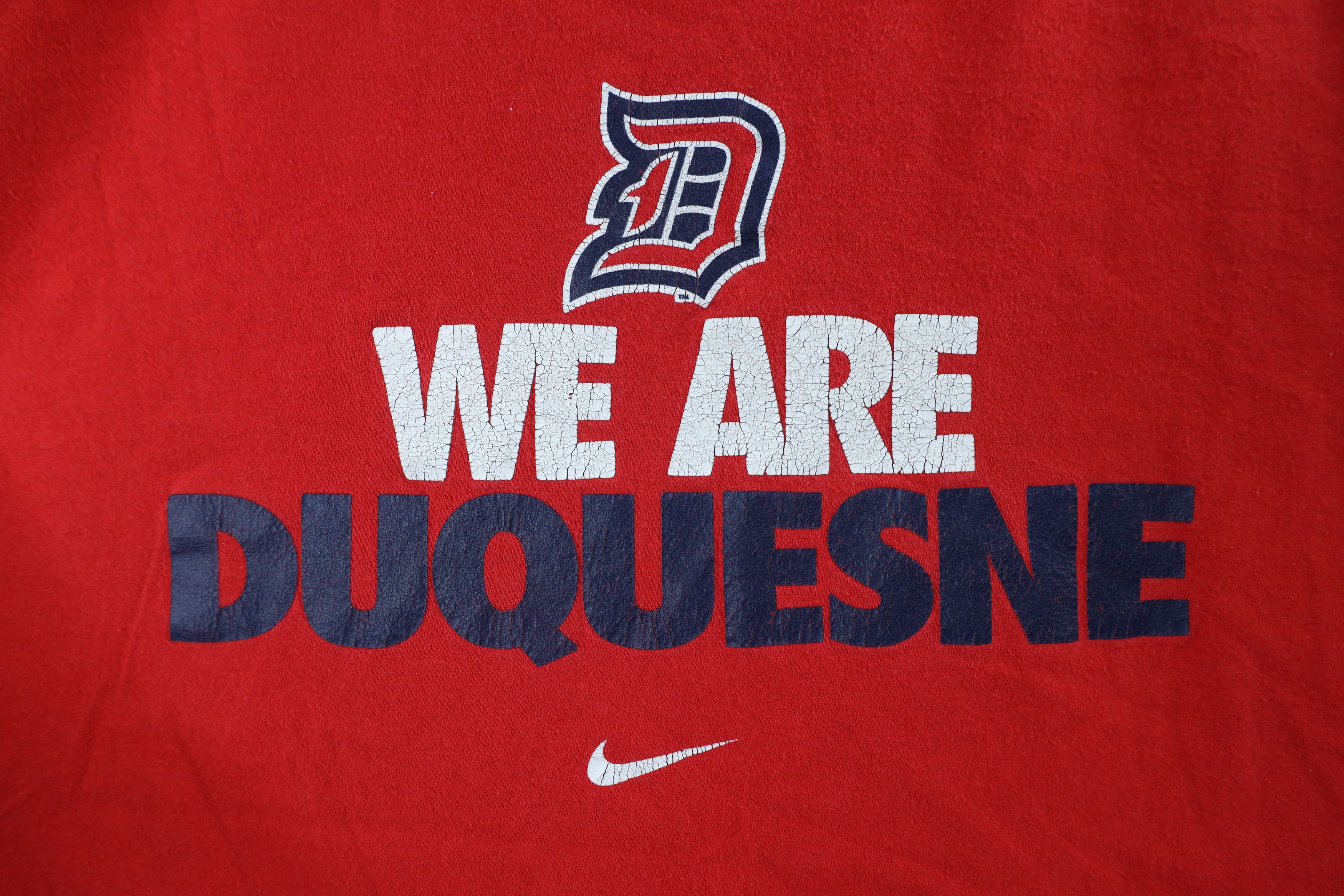 Nike × Vintage Vintage Nike Center Swoosh Duquesne University T-Shirt Red Size US L / EU 52-54 / 3 - 4 Thumbnail