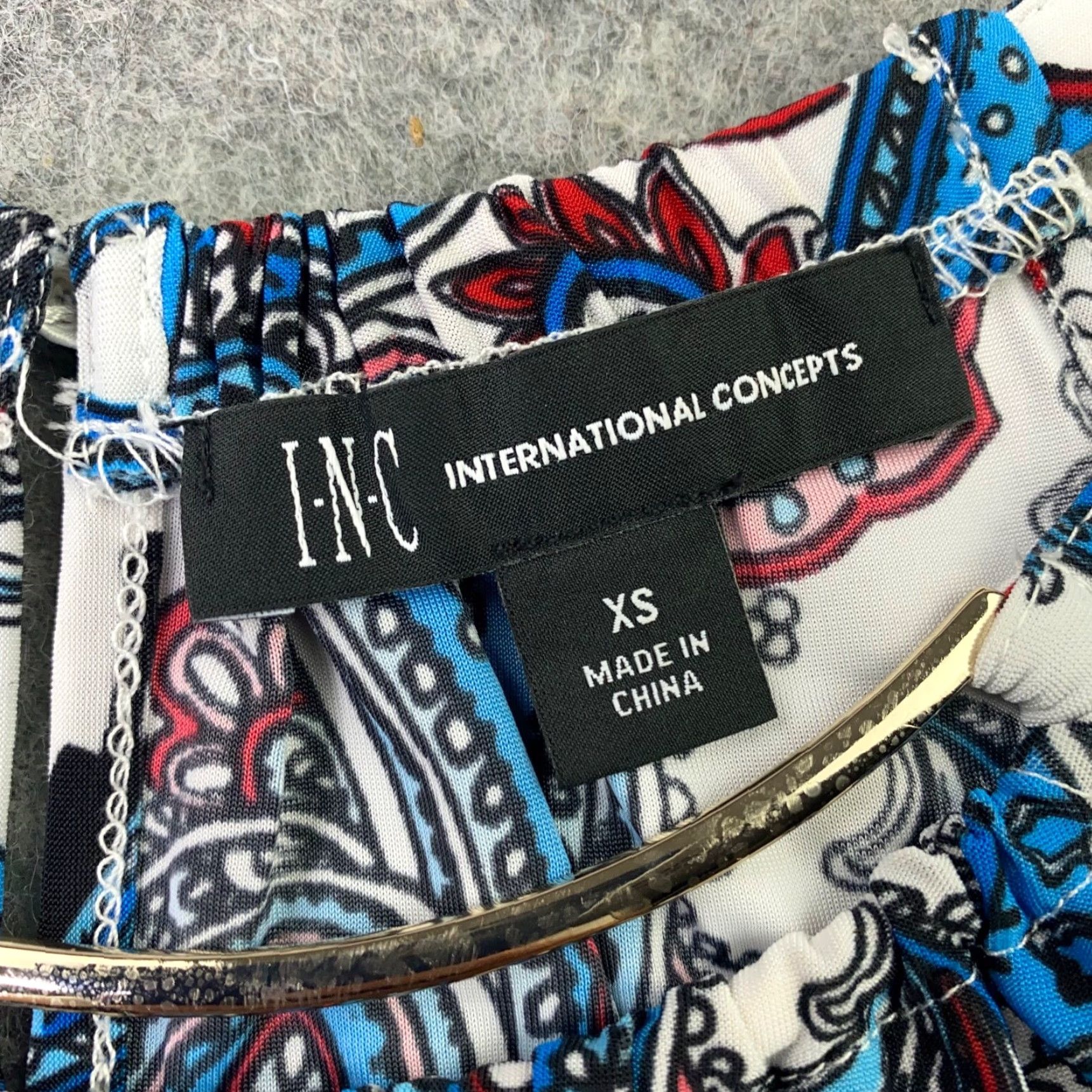 Vintage VINTAGE INC International Concepts Shirt XS Blue Sleeveless Neck Accent Stretch Paisley Blouse Womens Size XS / US 0-2 / IT 36-38 - 4 Thumbnail