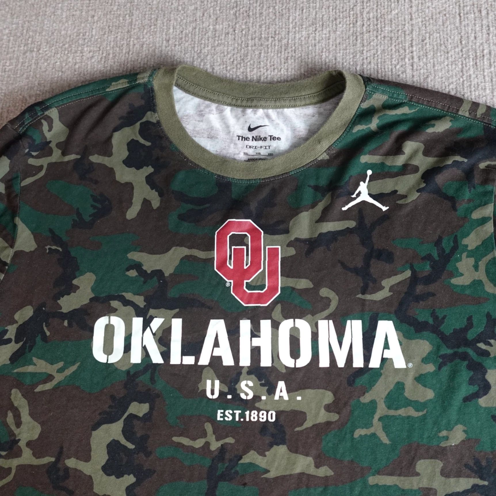 Jordan Brand VINTAGE Oklahoma Sooners Shirt 2XL Green Camo Camouflage Jordan Jersey Shirt Mens 2XL Green Camouflage Oklahoma Sooners Shirt Size US XXL / EU 58 / 5 - 7 Thumbnail