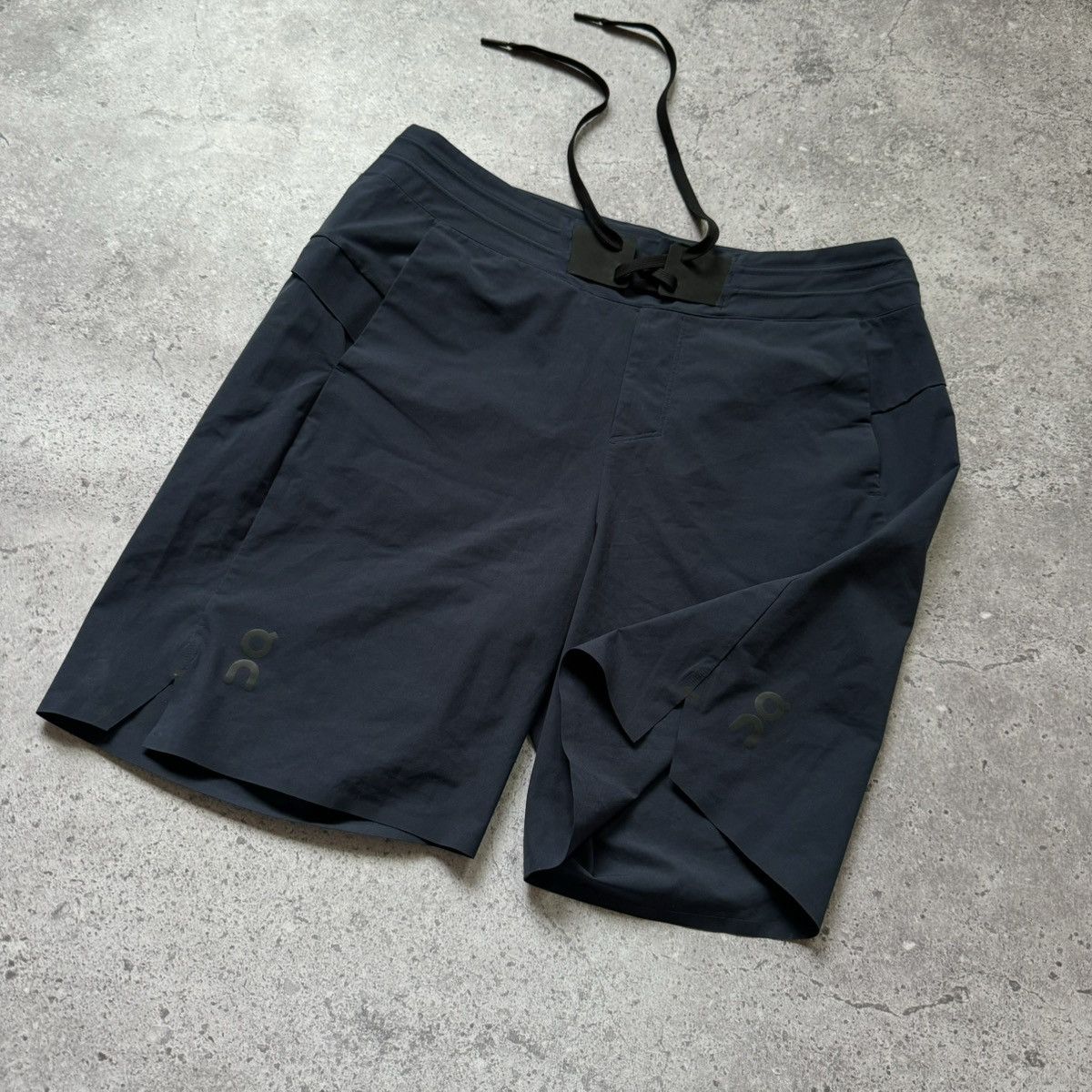On On Cloud Hybrid Shorts Quick Dry Running Gear Solid Black Size US 30 / EU 46 - 3 Thumbnail
