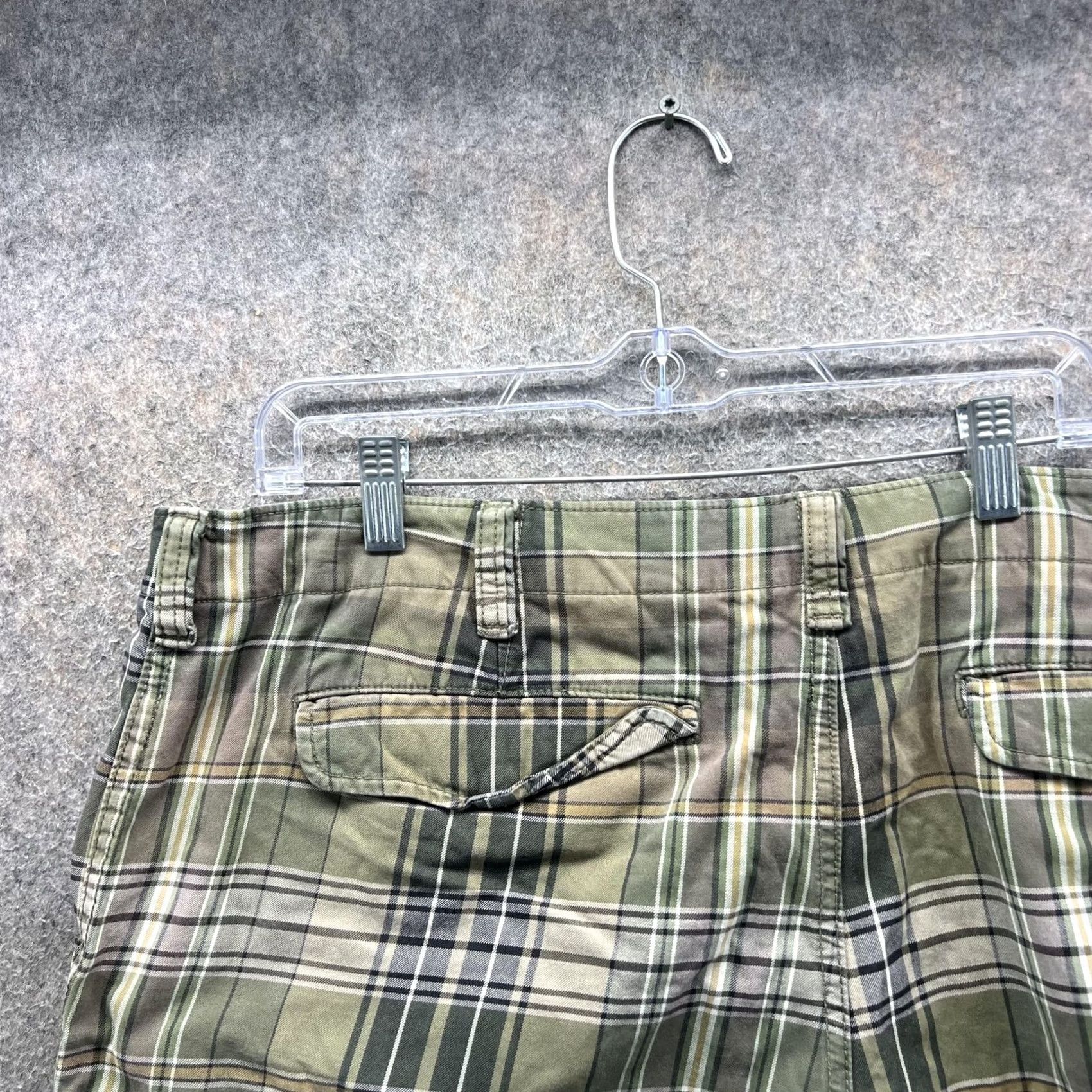 Eddie Bauer Eddie Bauer Cargo Shorts Mens 42 Green Plaid Cotton 11 Inseam Casual Pockets Size US 42 / EU 58 - 7 Thumbnail