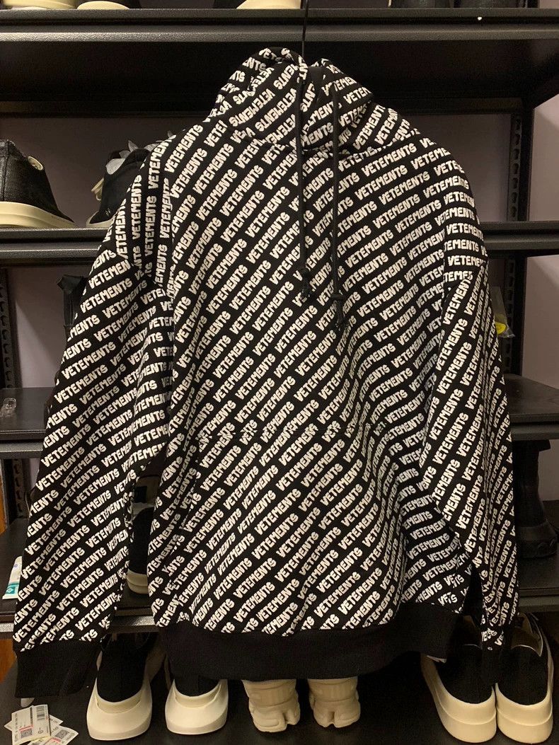 Other Vetements Logo overload black and white print hooded hoodi Size US XS / EU 42 / 0 - 1 Thumbnail