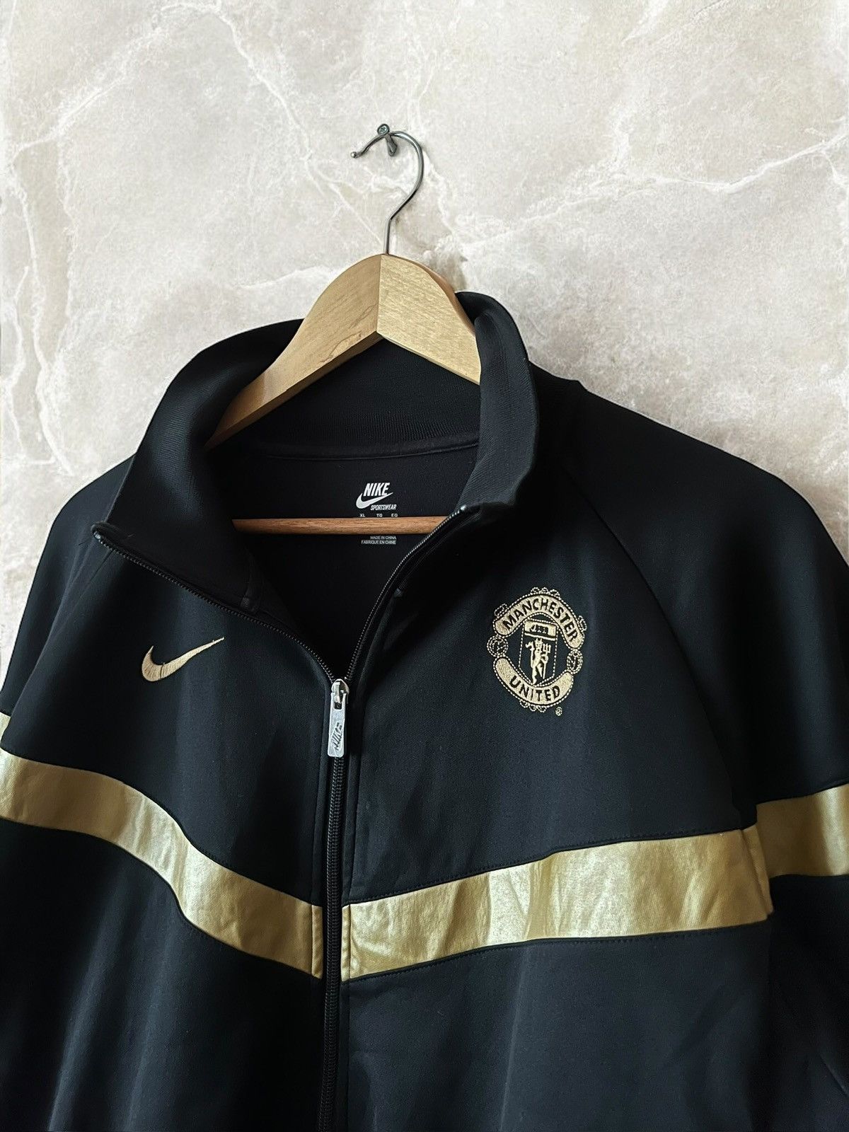 Nike Rare Nike MANCHESTER UNITED 2009 GOLDEN EUGENE Track Jacket Size US L / EU 52-54 / 3 - 3 Thumbnail