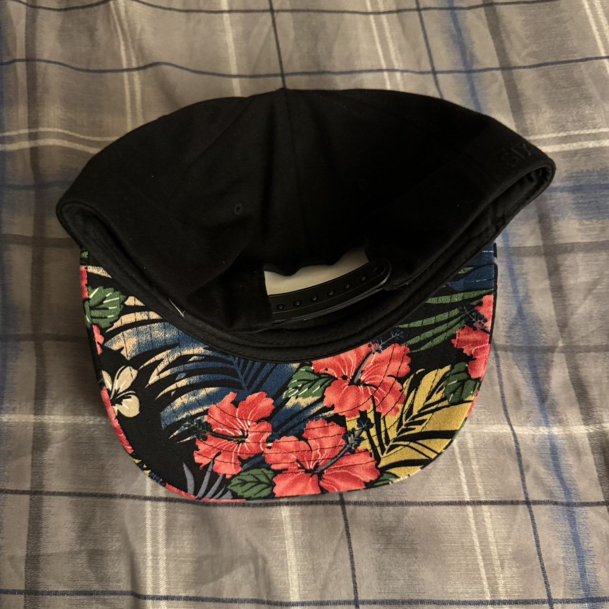 DC Comics Batman Floral SnapBack Six Flags New England Size ONE SIZE - 2 Thumbnail