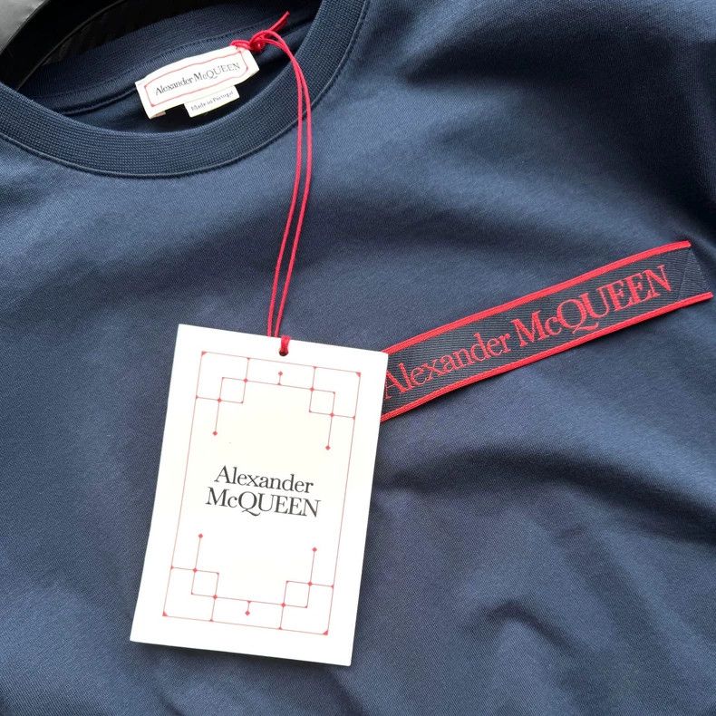 Alexander McQueen Alexander Mcqueen Show contrasting color badge short sleev Size US S / EU 44-46 / 1 - 3 Thumbnail