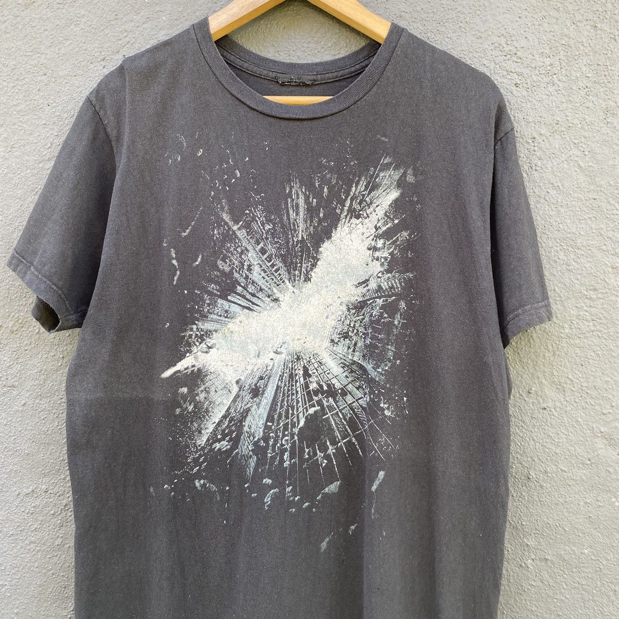 DC Comics Thrashed Faded The Dark Night Rises Batman ERD GRUNGE TEE Size US L / EU 52-54 / 3 - 2 Thumbnail