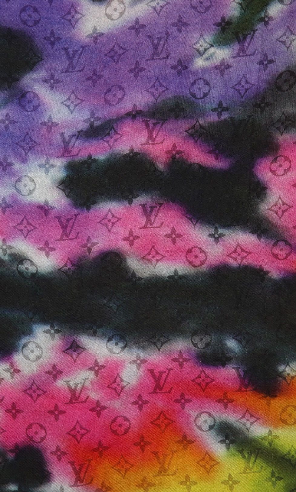 Louis Vuitton Louis Vuitton Tie-Dye Camo Monogram Scarf Size ONE SIZE - 4 Thumbnail