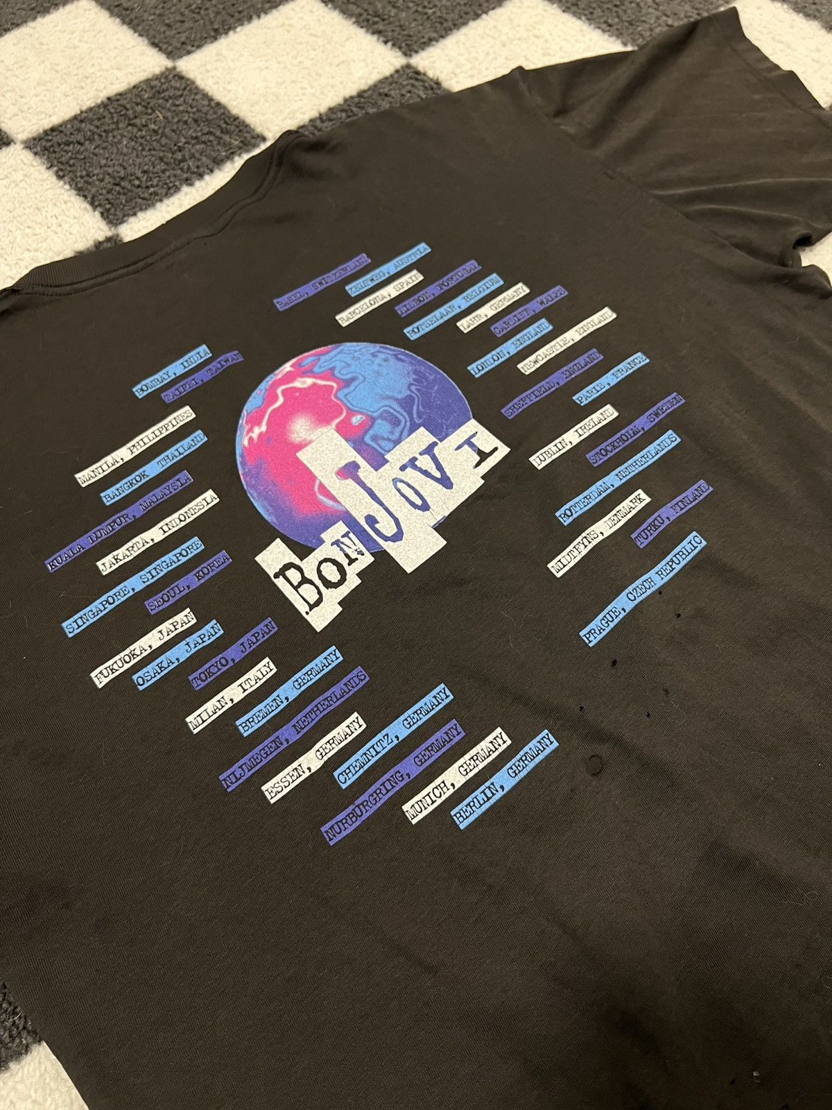 Vintage Vintage 1994 Bon Jovi Tour Thrashed Tee Size US XL / EU 56 / 4 - 12 Thumbnail