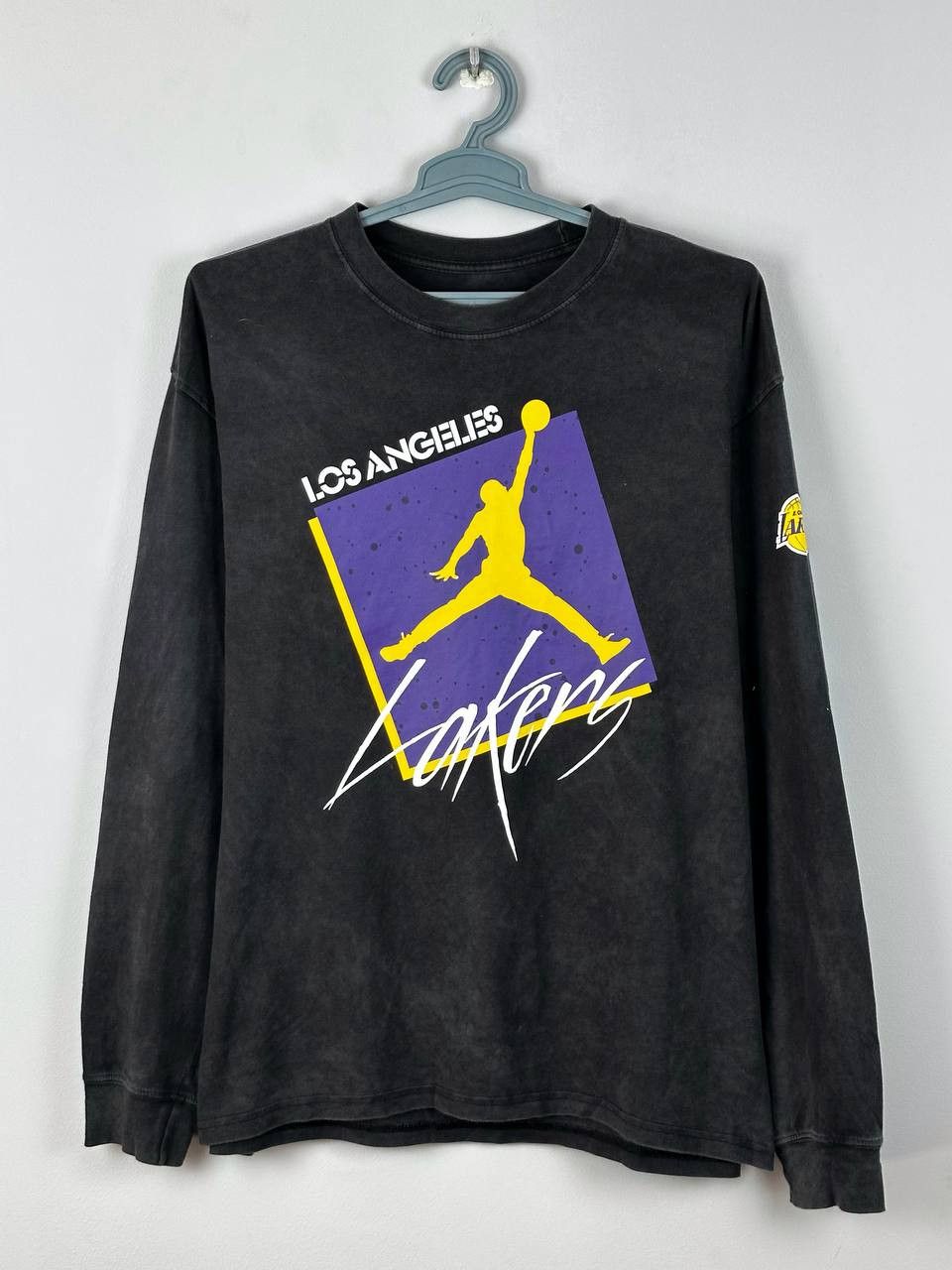 Nike Rare Nike Air Jordan Los Angeles Lakers Long Sleeve T Shirt Size US M / EU 48-50 / 2 - 1 Thumbnail