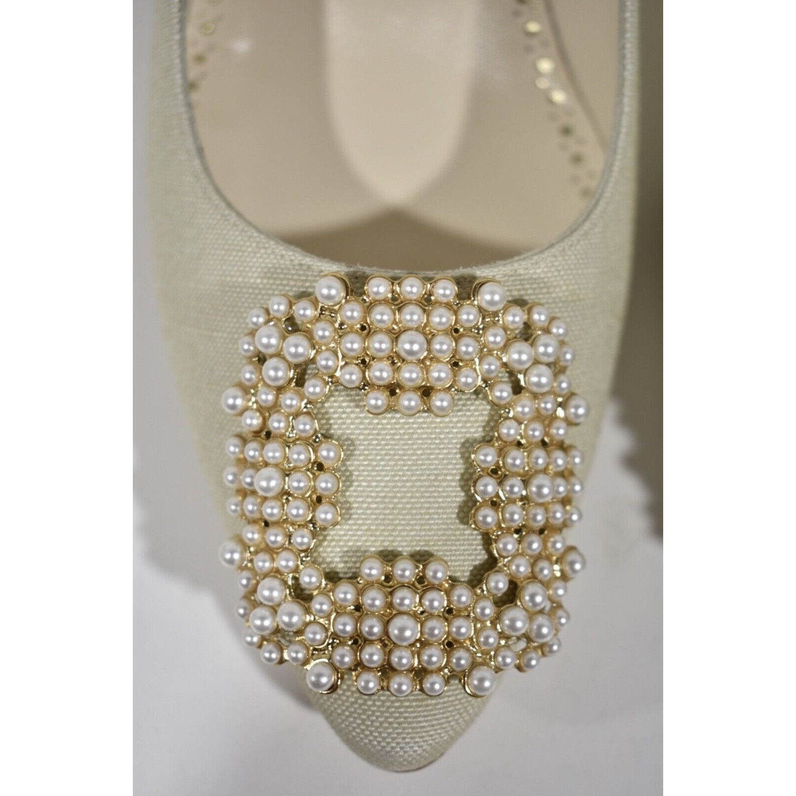 Manolo Blahnik Hangisi 70 Oatmeal Linen Pearl Jewel Buckle Low Heel Pump 39 Size US 9 / IT 39 - 8 Thumbnail