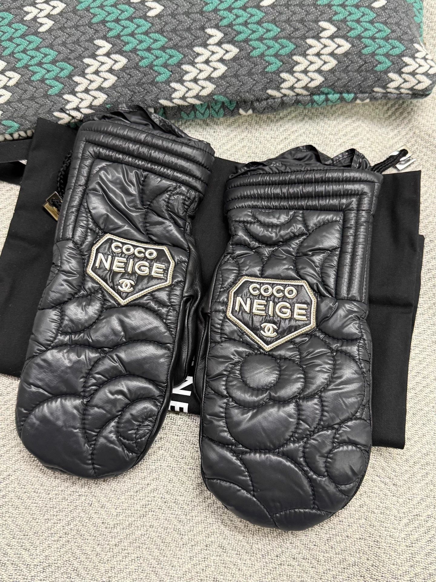 Chanel Chanel CoCo neige Snow Ski Black Nylon Camellia Glove New Size ONE SIZE - 1 Thumbnail