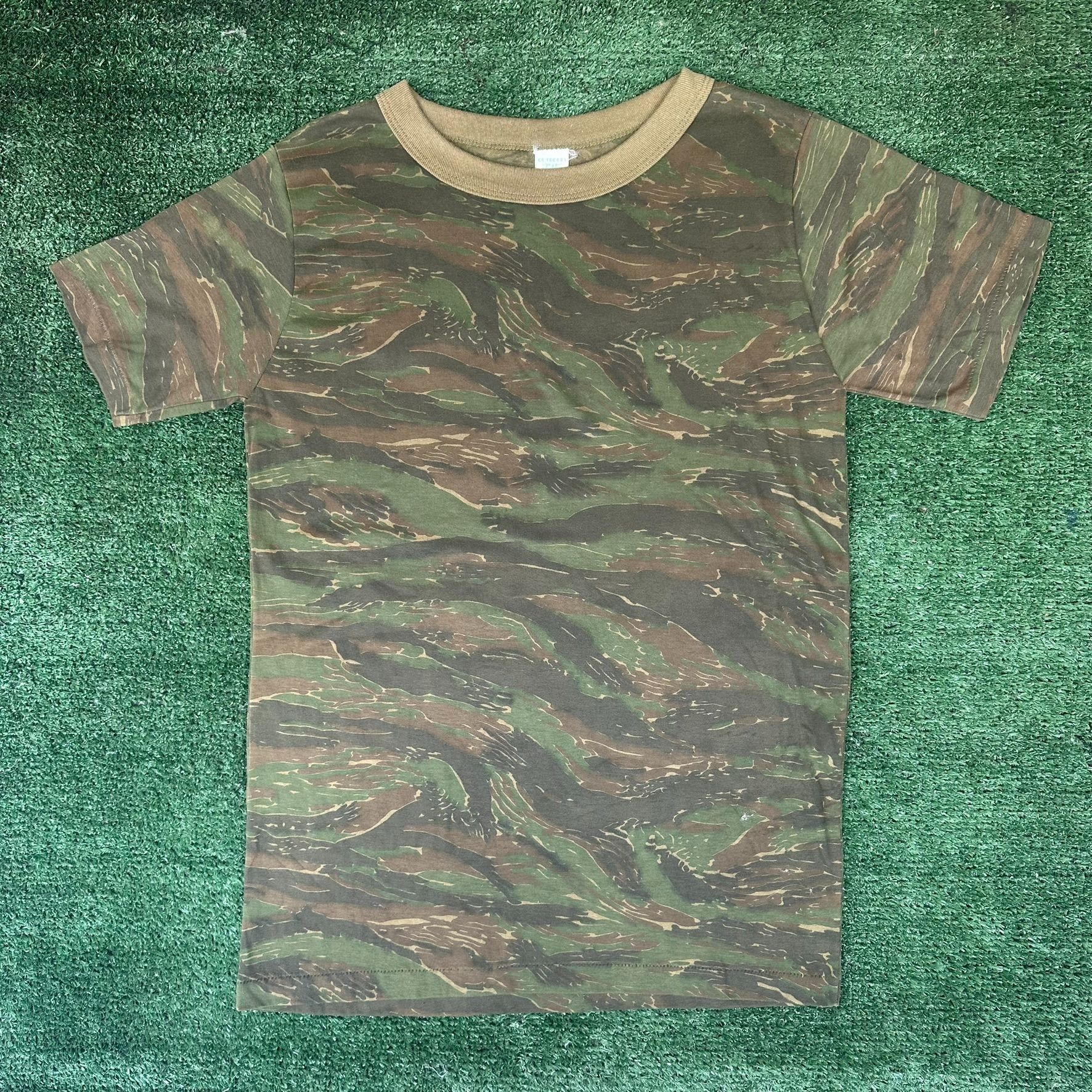 Vintage Vintage 80s Tiger Stripe Camo T-Shirt Single Stitch Vietnam Size US M / EU 48-50 / 2 - 1 Thumbnail