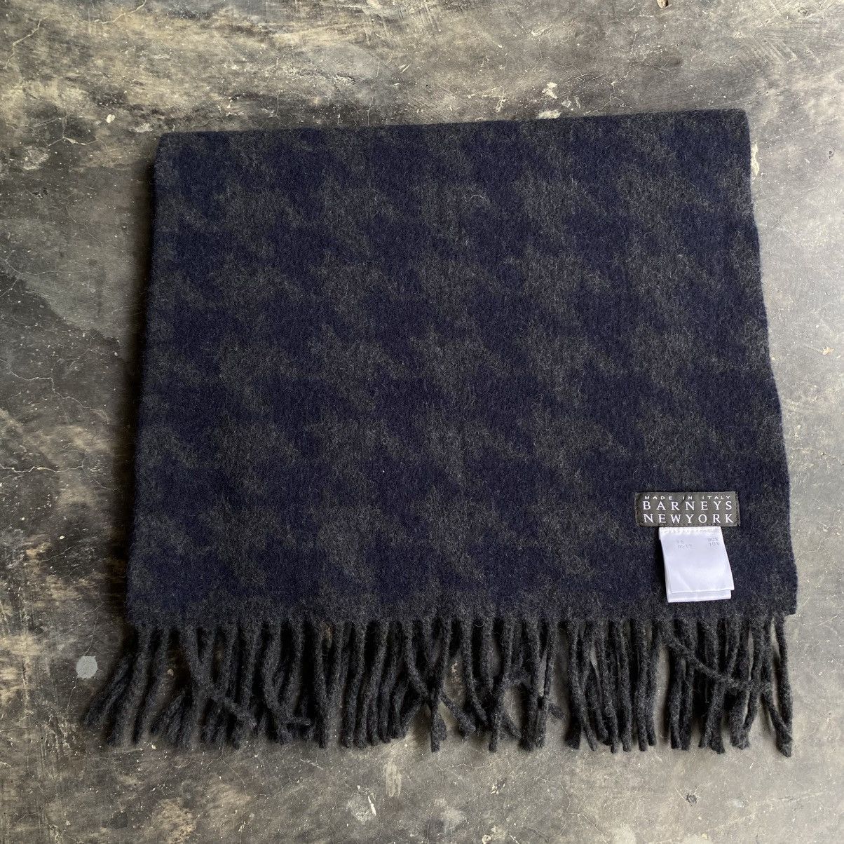 Barneys New York BARNEYS NEW YORK Navy Houndstooth Wool Scarf Size ONE SIZE - 6 Thumbnail
