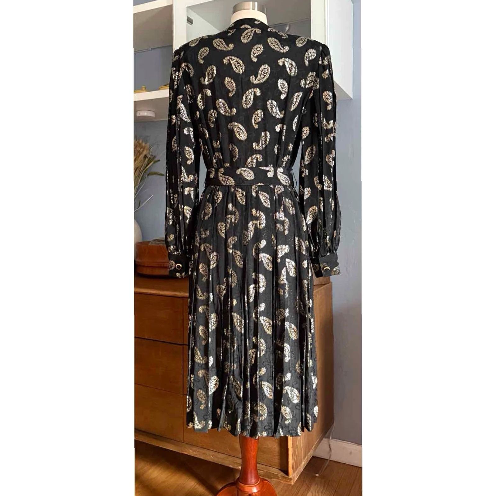 Vintage VINTAGE Adele Simpson Black Gold Paisley Button Midi Dress Pleated M Shirt Dress 70s Womens, Adult Medium Size M / US 6-8 / IT 42-44 - 4 Thumbnail